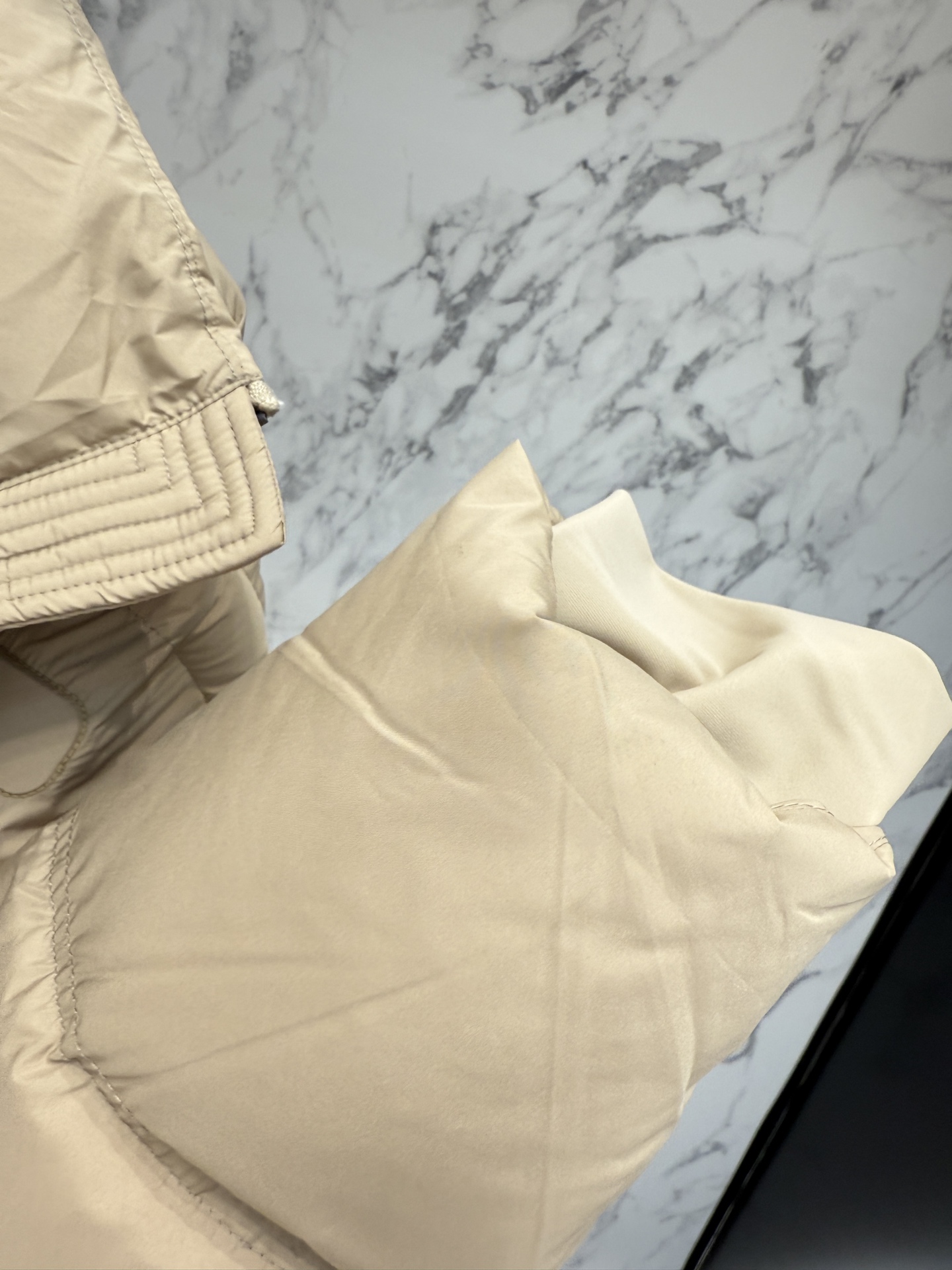 LV 一比一拼接羽絨外套 立體剪裁防風設計 米杏色｜歐美奢侈品精品推薦