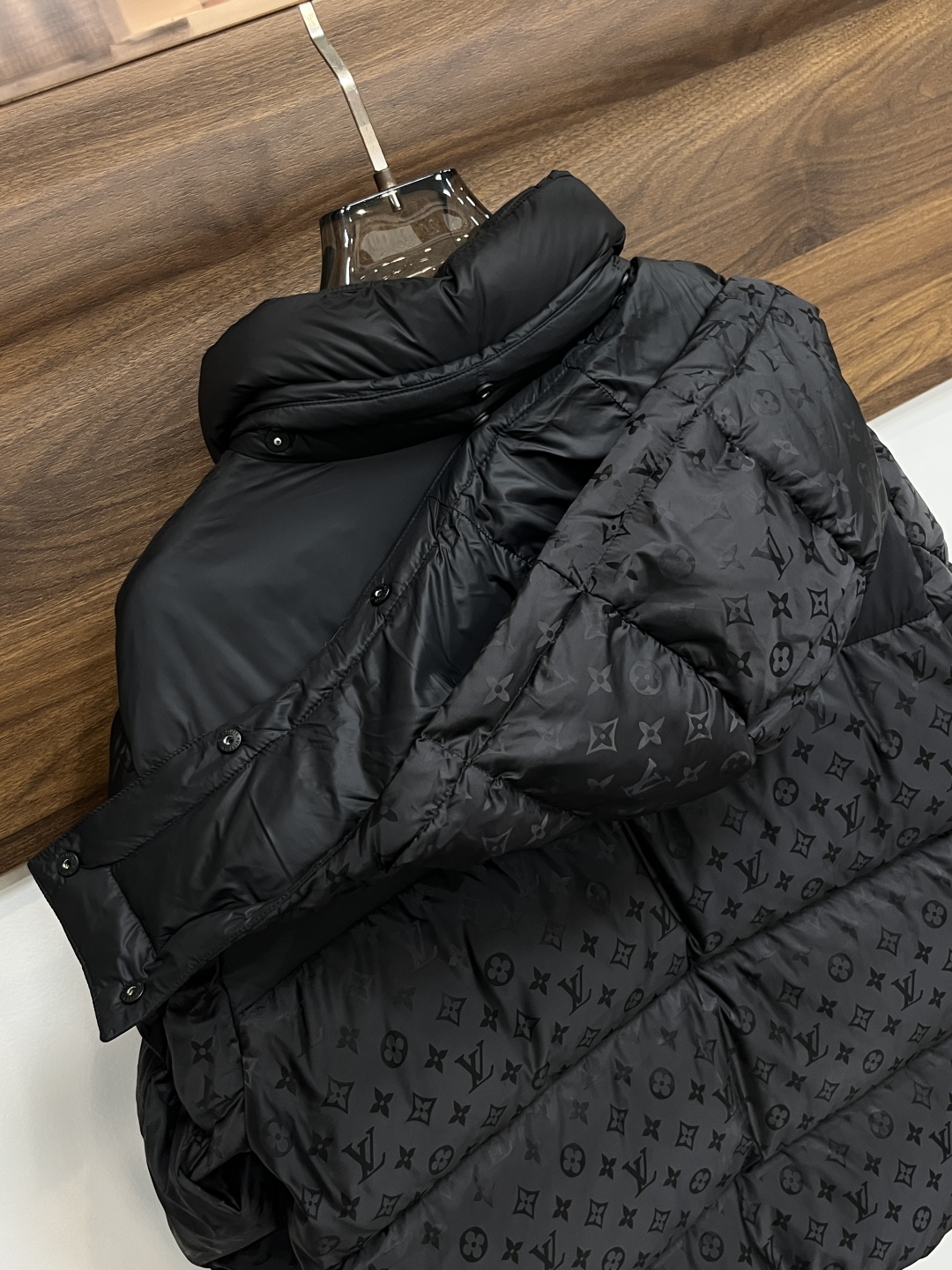 LV 高仿Monogram羽絨外套經典拼接設計 黑色冬季款｜歐美奢侈品精品推薦