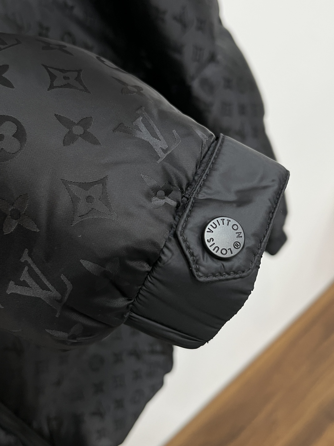 LV 高仿Monogram羽絨外套經典拼接設計 黑色冬季款｜歐美奢侈品精品推薦