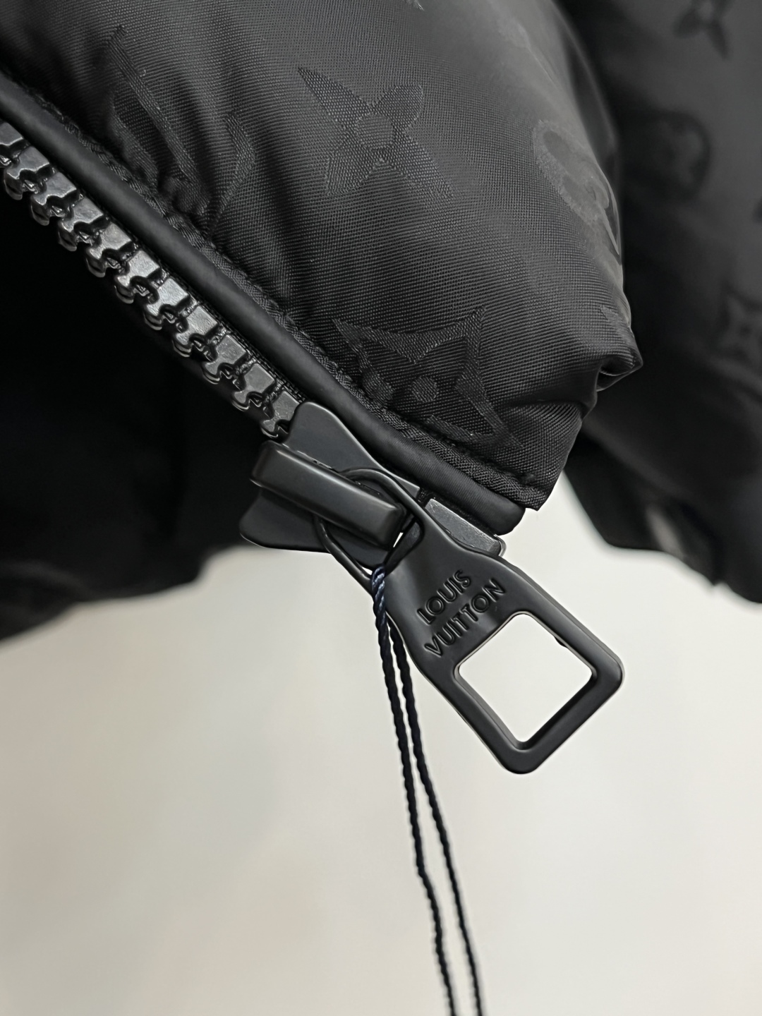 LV 高仿Monogram羽絨外套經典拼接設計 黑色冬季款｜歐美奢侈品精品推薦