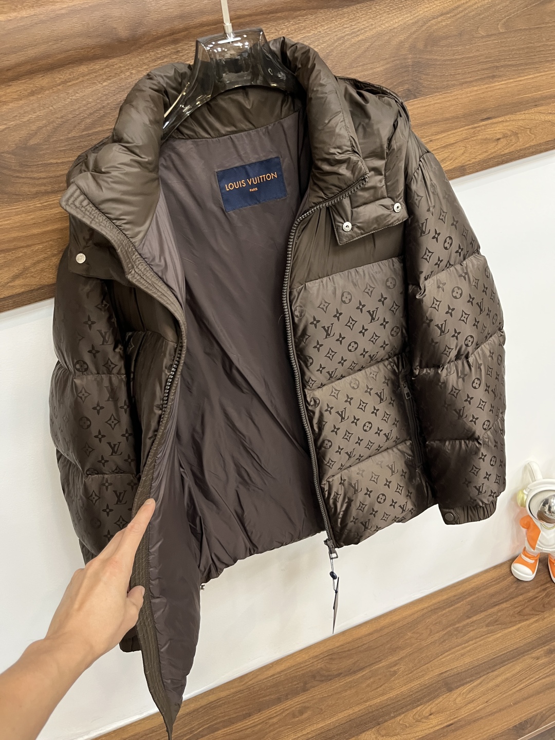 LV 高仿Monogram羽絨外套經典拼接設計 咖啡色冬季款｜歐美奢侈品精品推薦