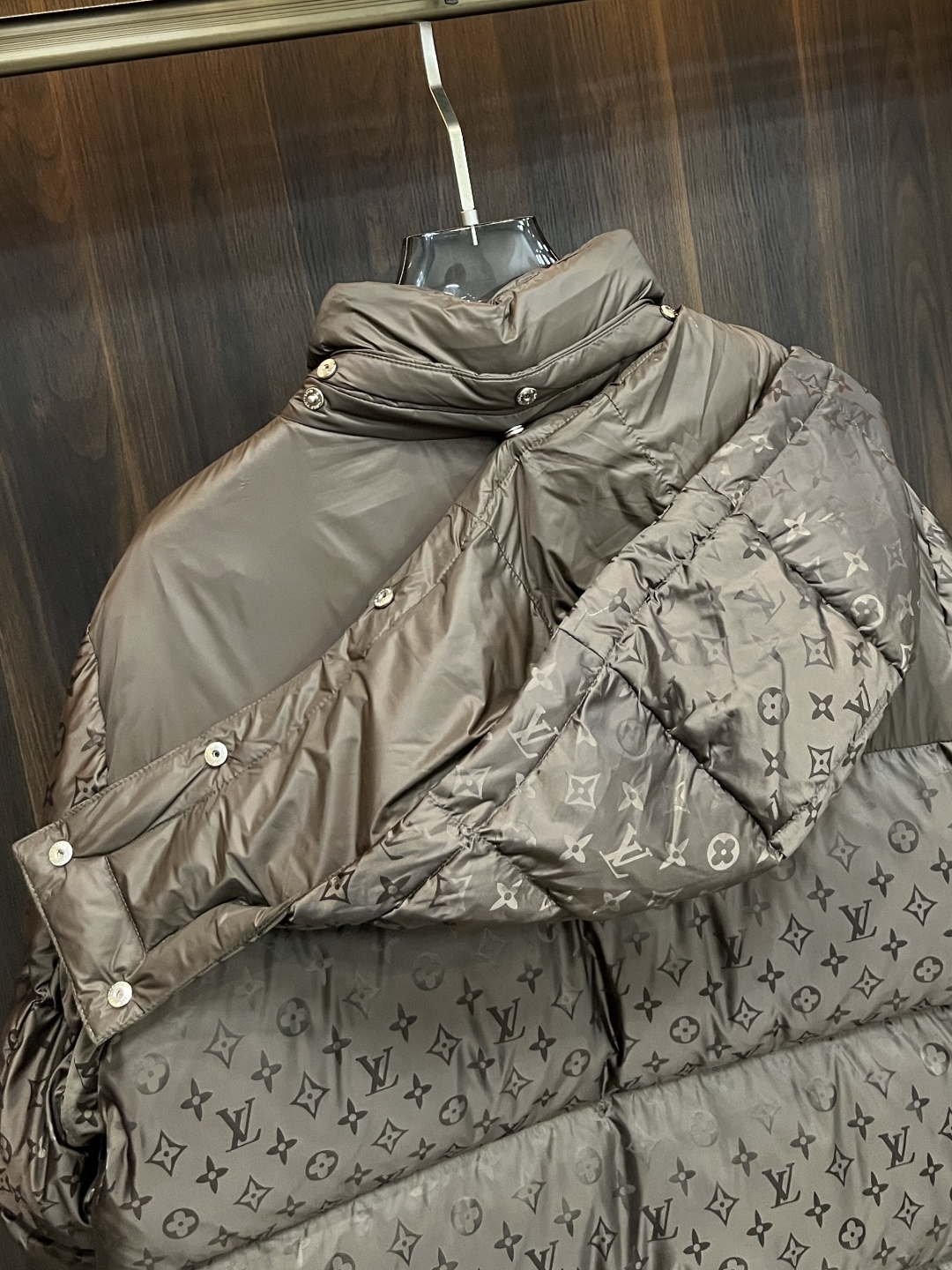 LV 高仿Monogram羽絨外套經典拼接設計 咖啡色冬季款｜歐美奢侈品精品推薦