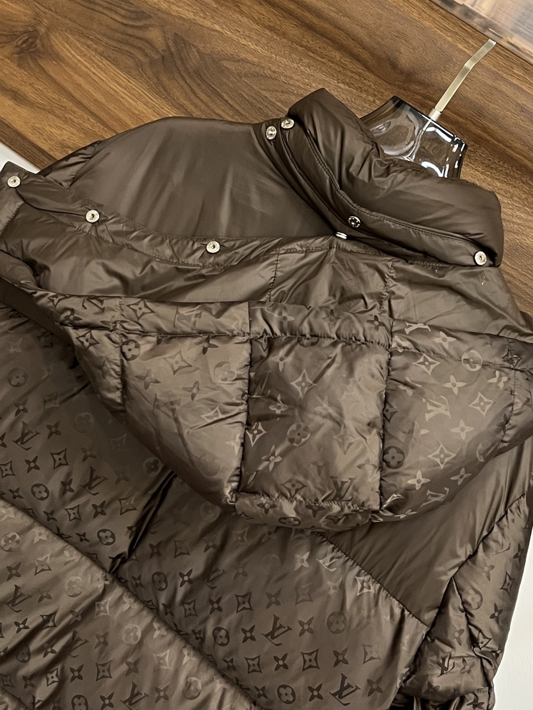 LV 高仿Monogram羽絨外套經典拼接設計 咖啡色冬季款｜歐美奢侈品精品推薦