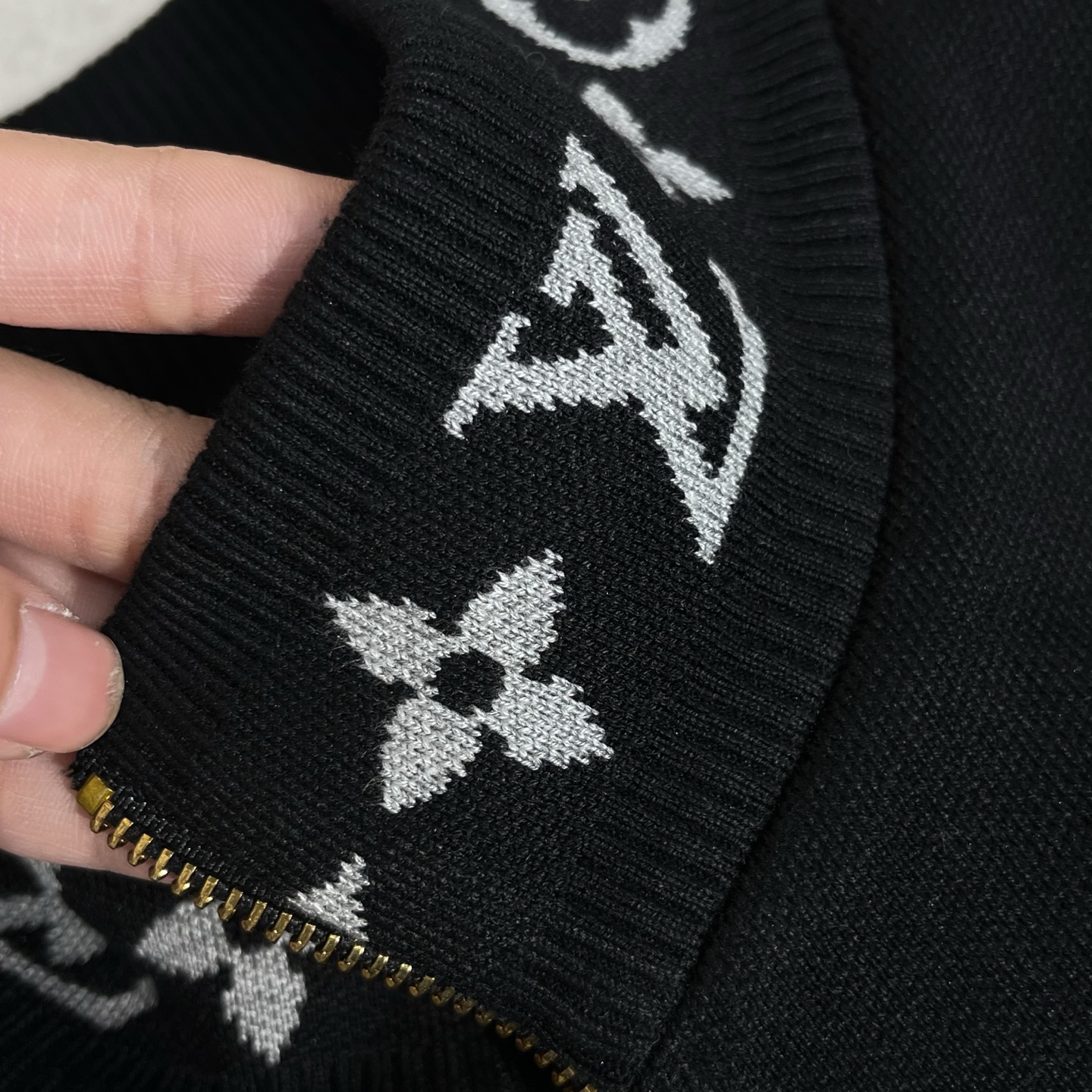 LV 高仿Monogram羽絨外套 黑色立領金拉鍊設計 保暖時尚冬季精品｜歐美奢侈品精品推薦