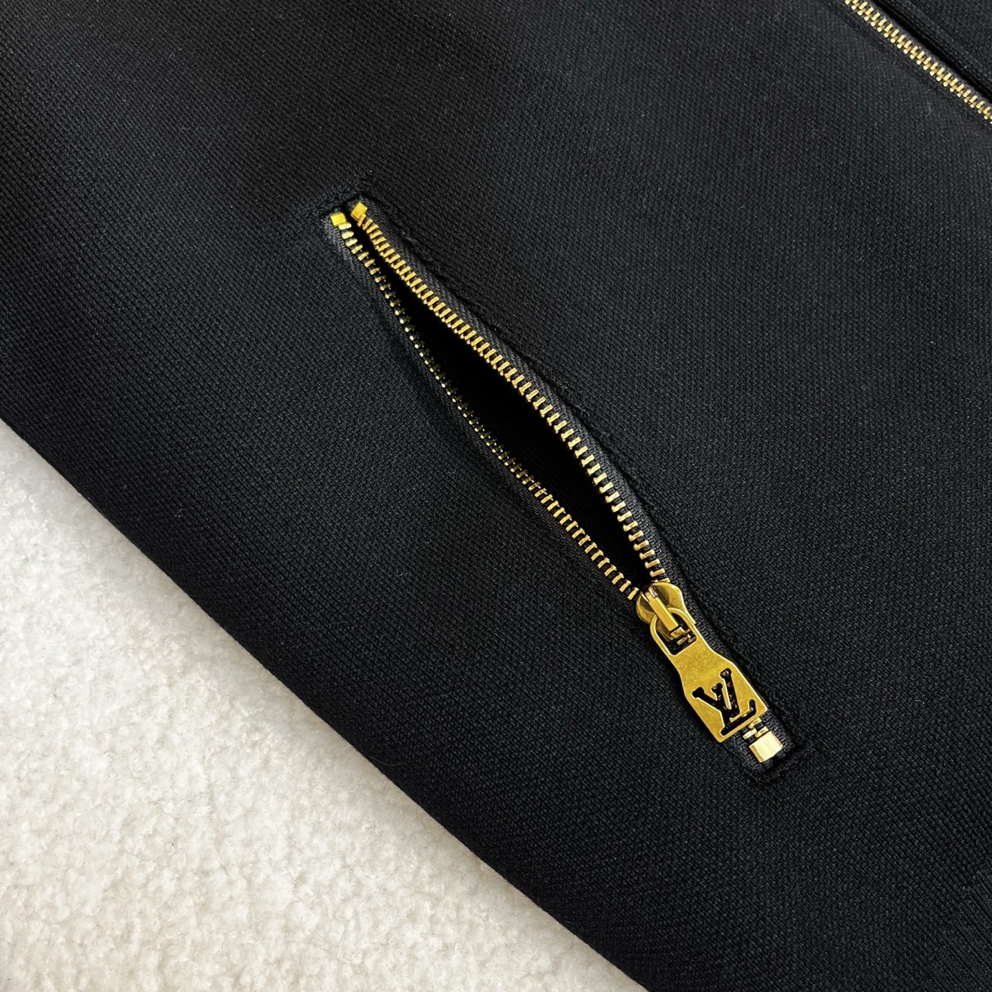 LV 高仿Monogram羽絨外套 黑色立領金拉鍊設計 保暖時尚冬季精品｜歐美奢侈品精品推薦