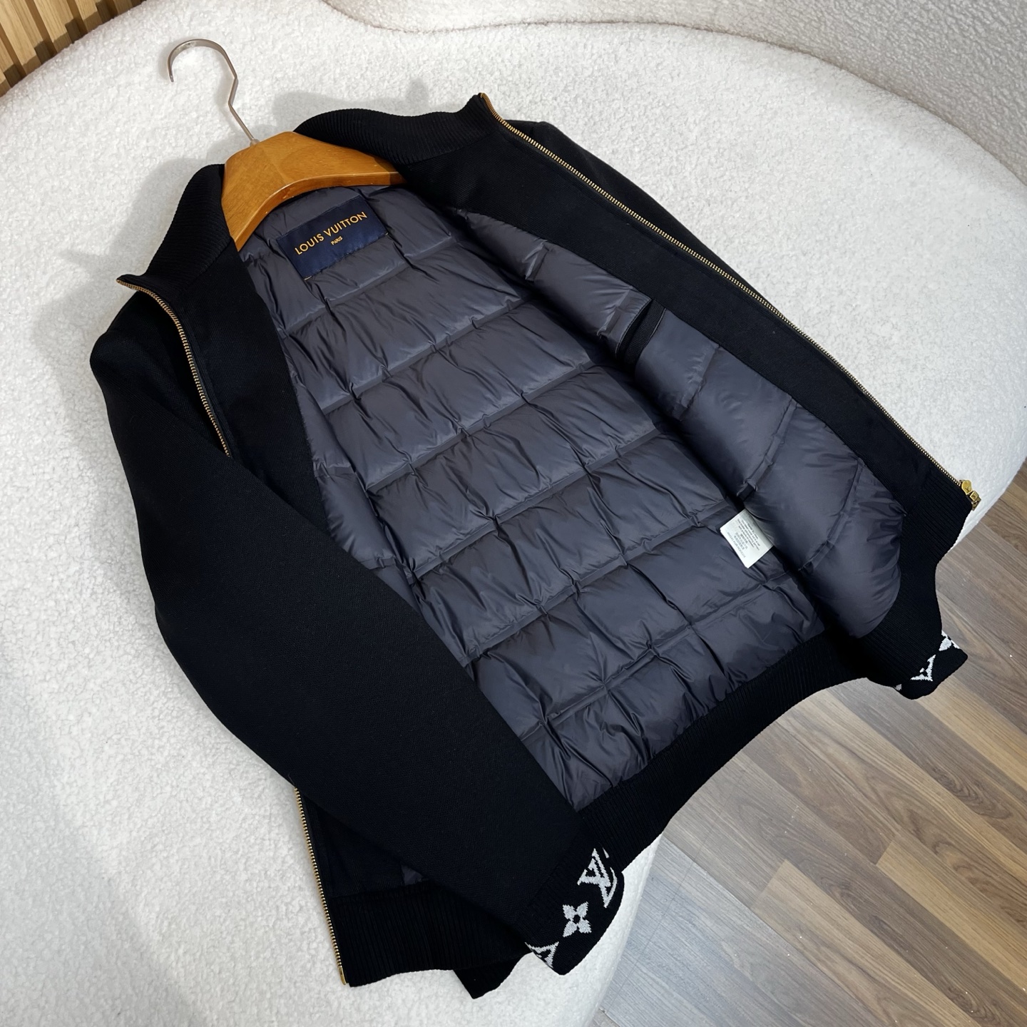 LV 高仿Monogram羽絨外套 黑色立領金拉鍊設計 保暖時尚冬季精品｜歐美奢侈品精品推薦