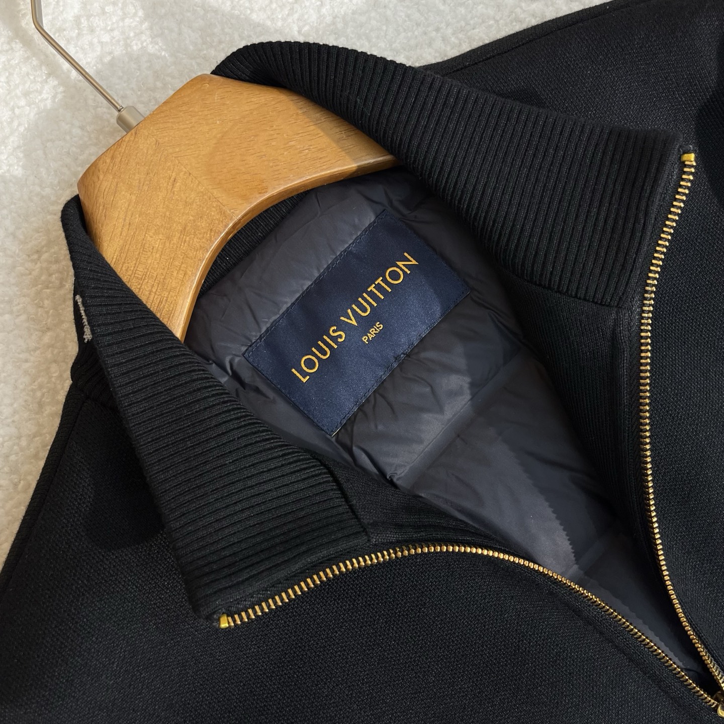 LV 高仿Monogram羽絨外套 黑色立領金拉鍊設計 保暖時尚冬季精品｜歐美奢侈品精品推薦