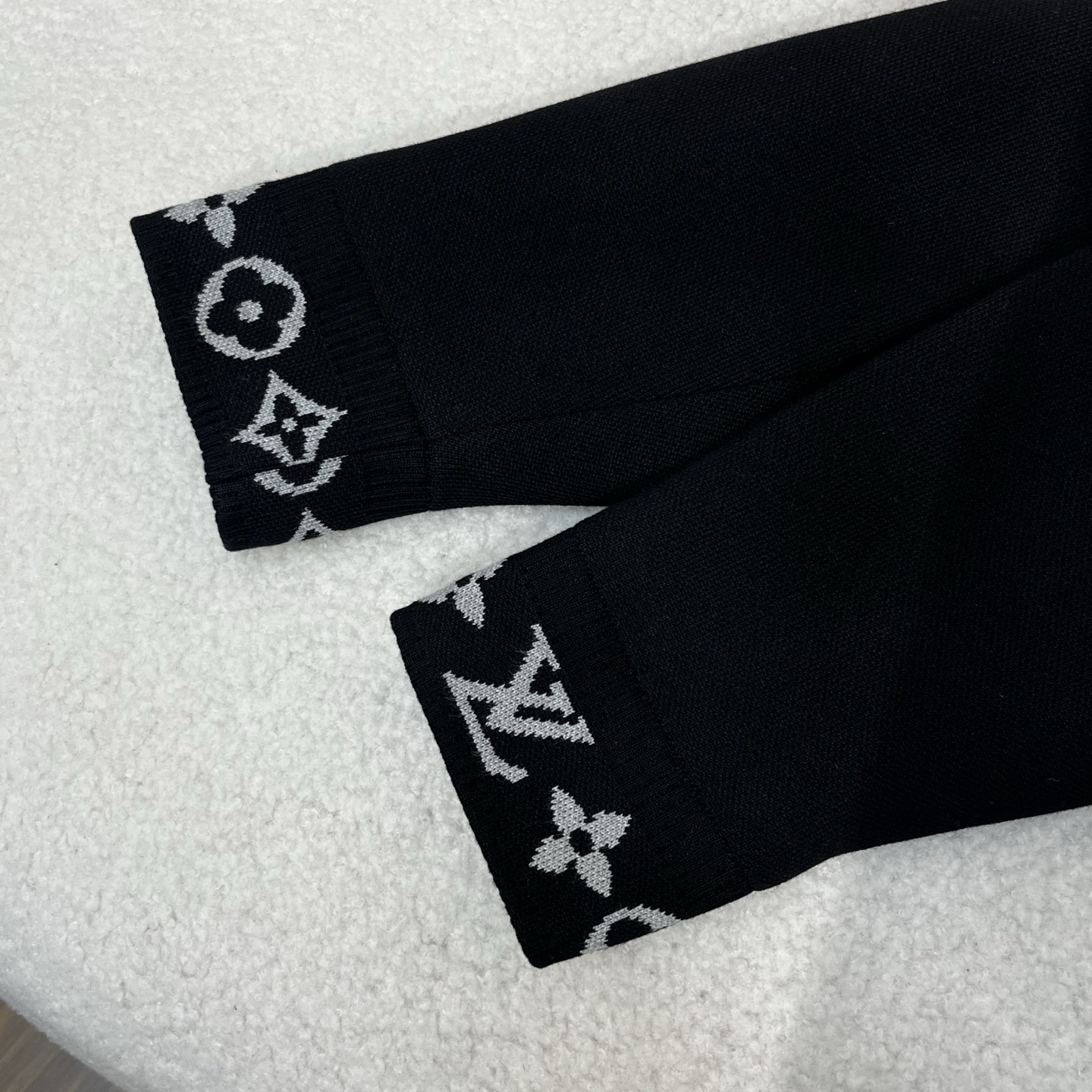 LV 高仿Monogram羽絨外套 黑色立領金拉鍊設計 保暖時尚冬季精品｜歐美奢侈品精品推薦