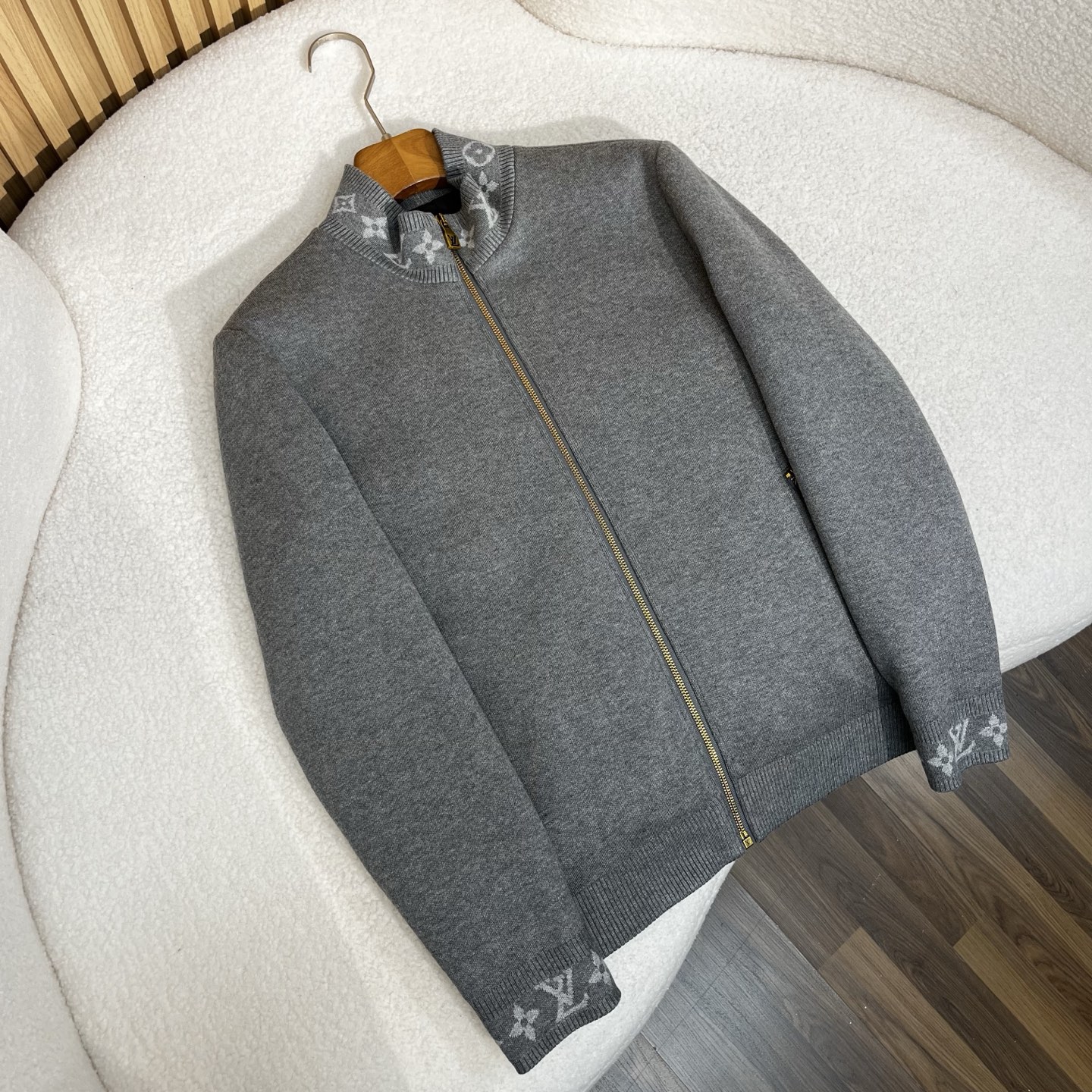 LV 原單灰色立領羽絨外套 Monogram細節設計 保暖時尚冬季精品