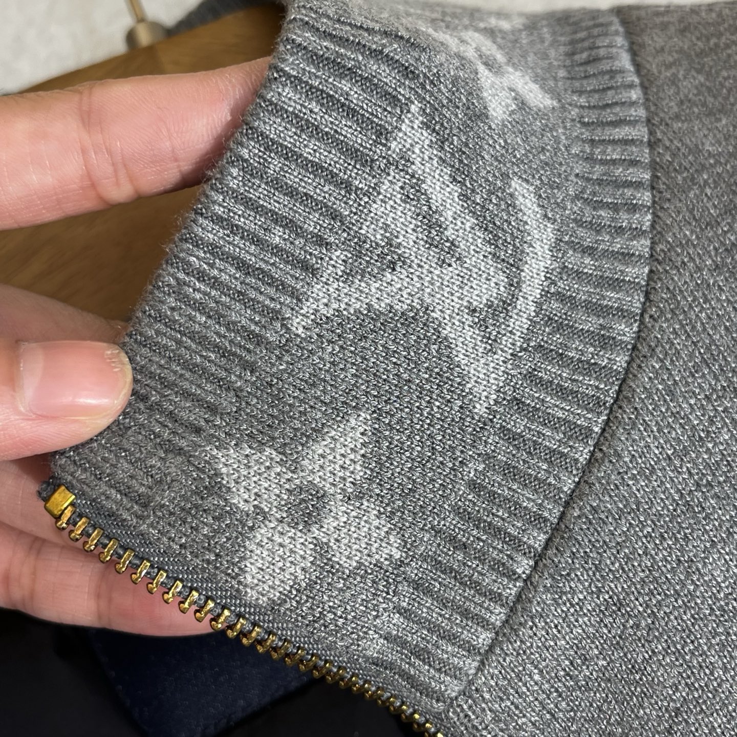 LV 原單灰色立領羽絨外套 Monogram細節設計 保暖時尚冬季精品｜歐美奢侈品精品推薦