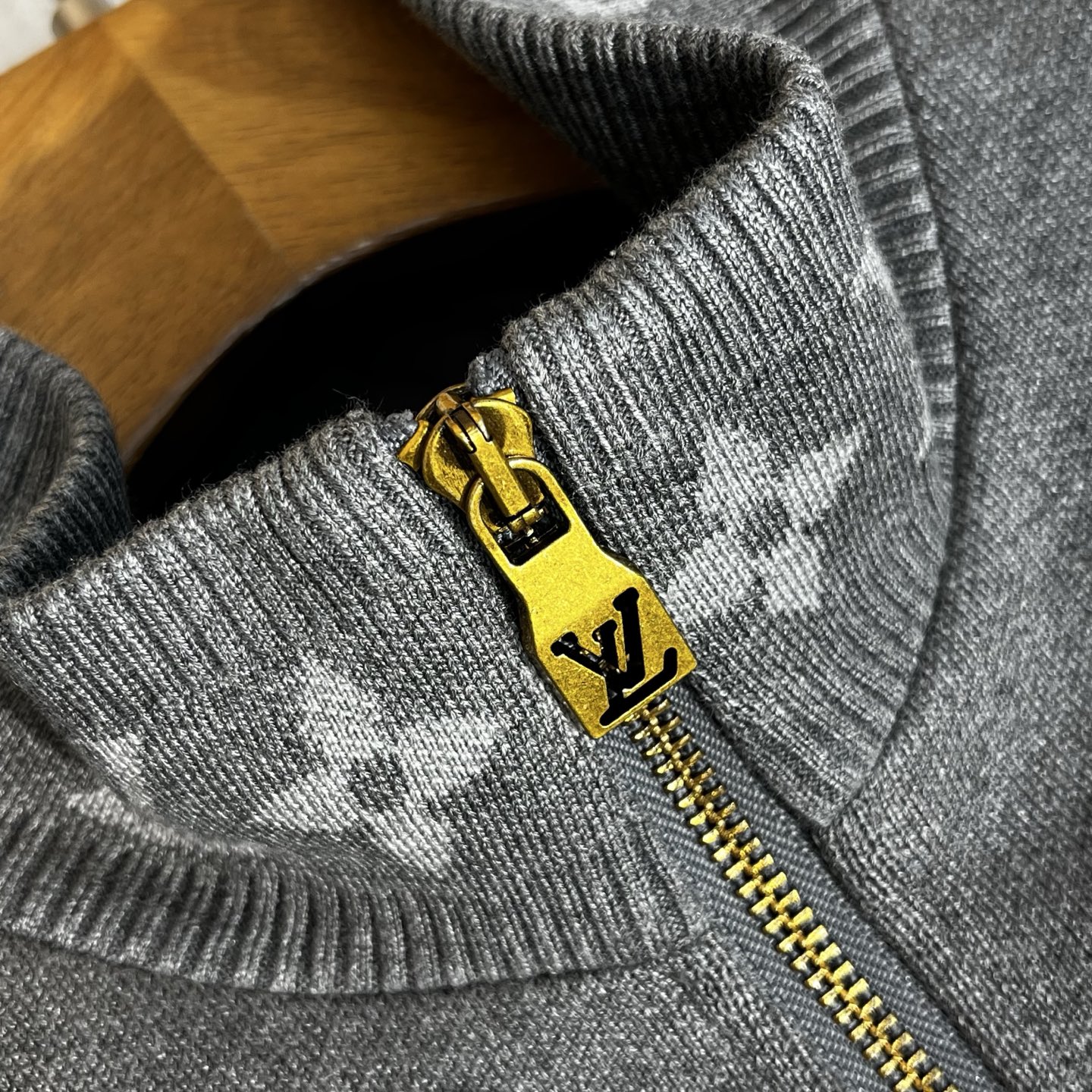 LV 原單灰色立領羽絨外套 Monogram細節設計 保暖時尚冬季精品｜歐美奢侈品精品推薦