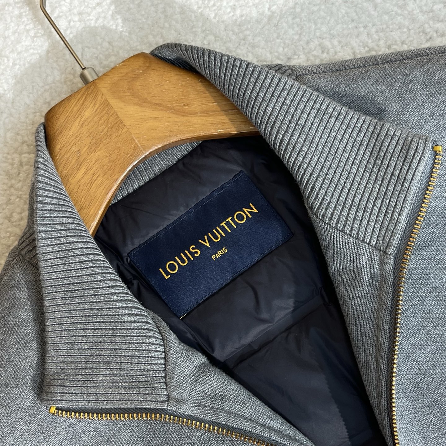 LV 原單灰色立領羽絨外套 Monogram細節設計 保暖時尚冬季精品｜歐美奢侈品精品推薦