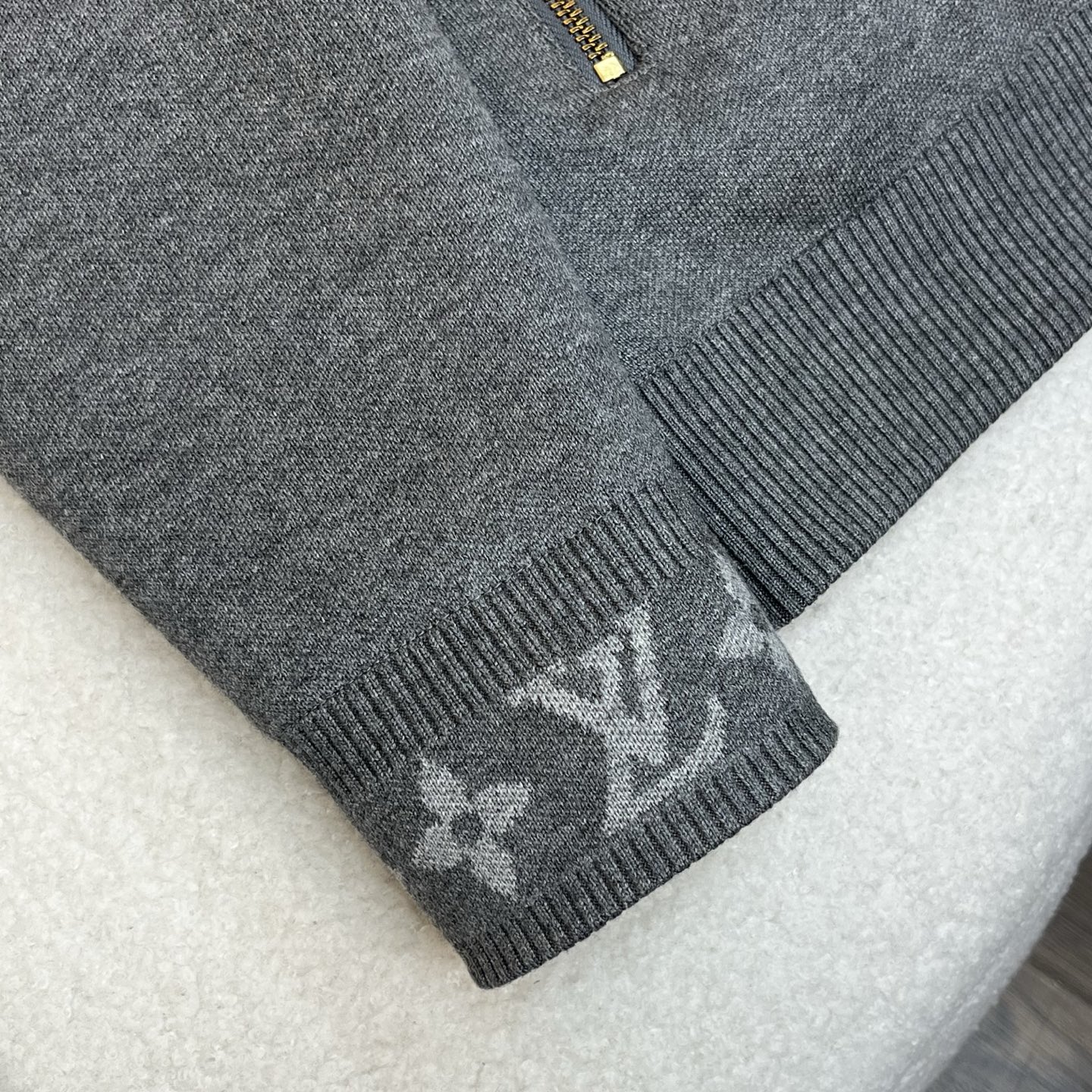 LV 原單灰色立領羽絨外套 Monogram細節設計 保暖時尚冬季精品｜歐美奢侈品精品推薦