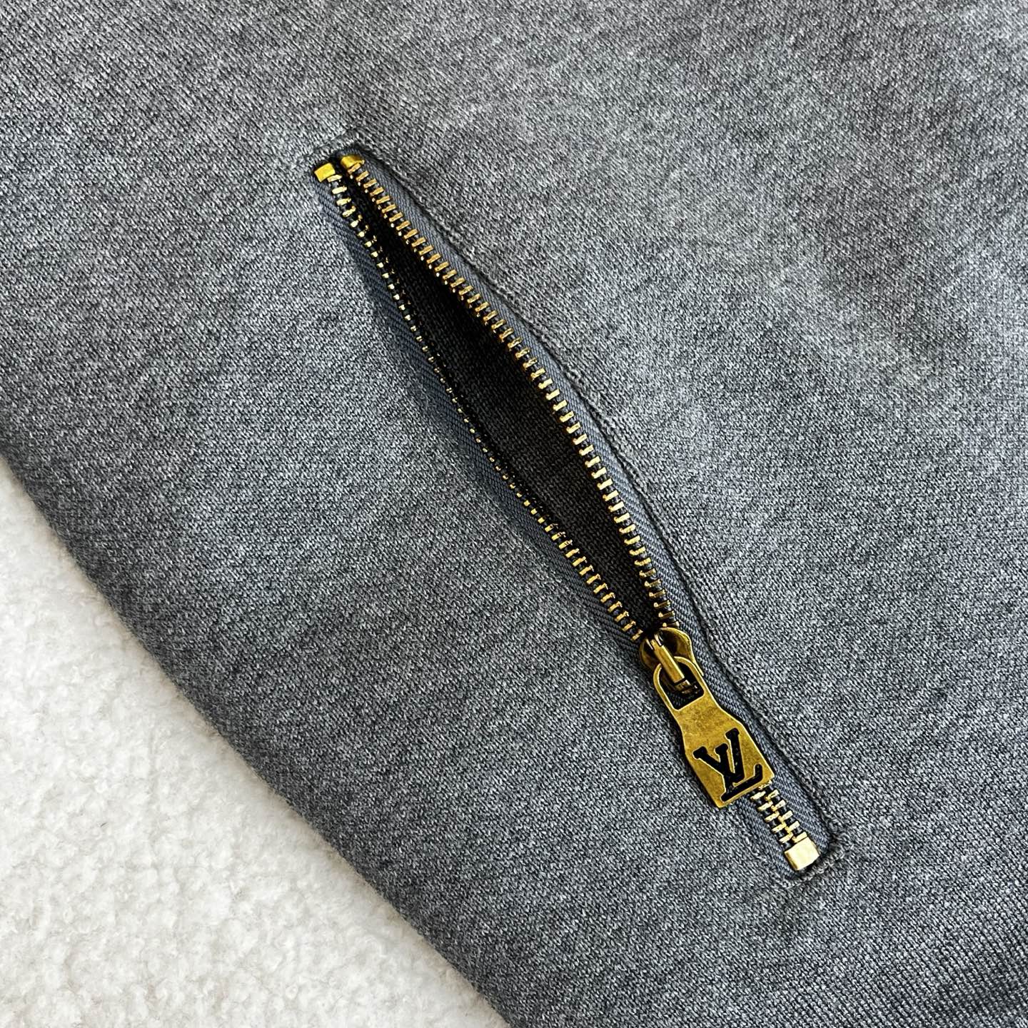 LV 原單灰色立領羽絨外套 Monogram細節設計 保暖時尚冬季精品｜歐美奢侈品精品推薦