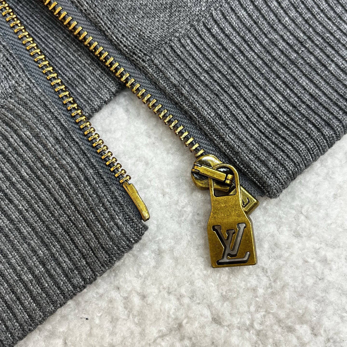 LV 原單灰色立領羽絨外套 Monogram細節設計 保暖時尚冬季精品｜歐美奢侈品精品推薦