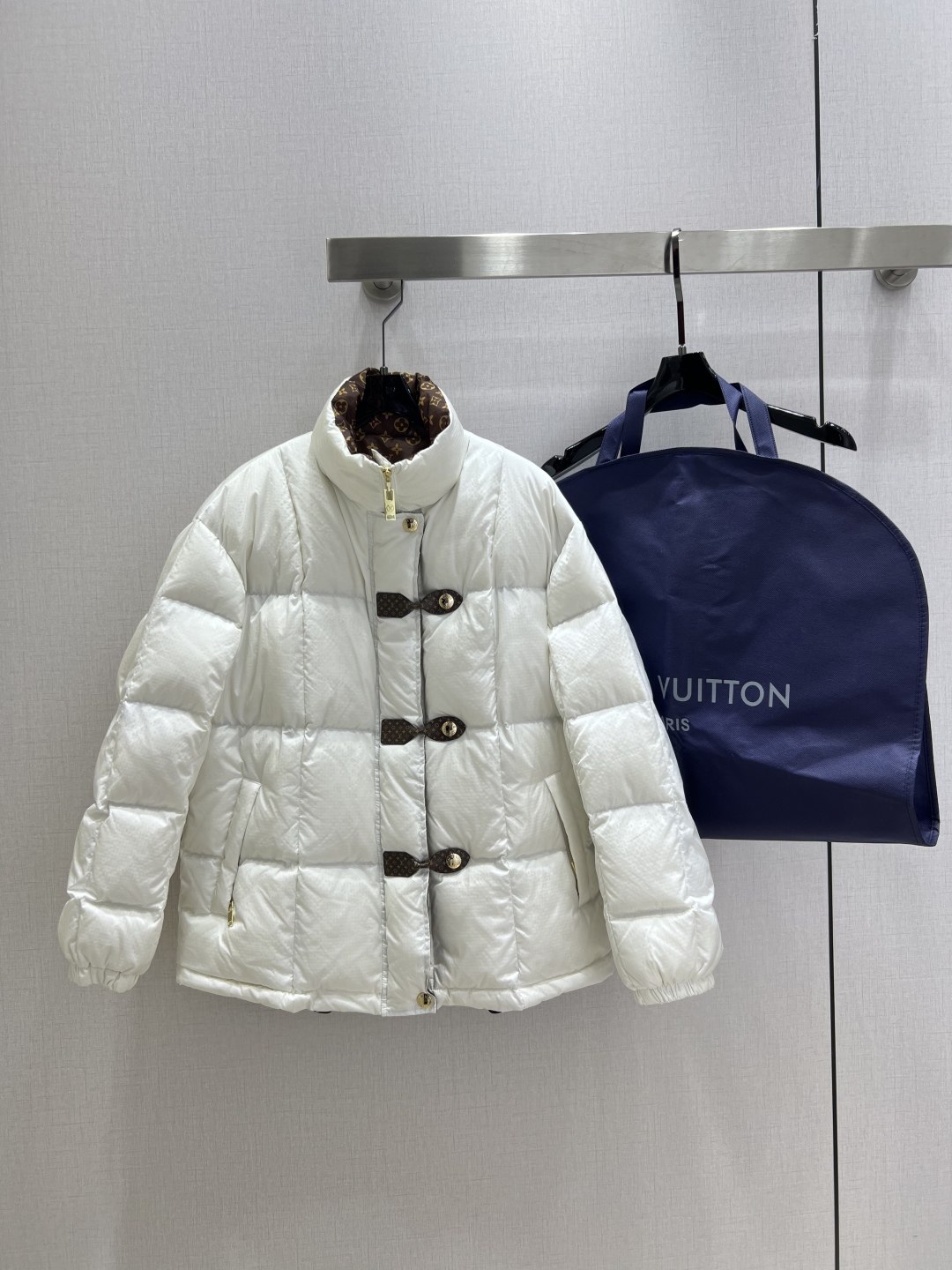 LV 一比一白色羽絨外套 經典Monogram內裡與皮扣設計 保暖時尚