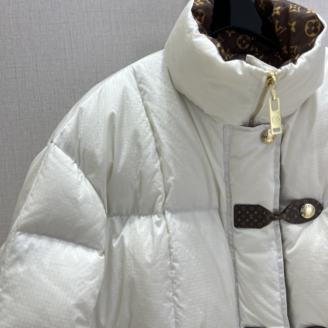 LV 一比一白色羽絨外套 經典Monogram內裡與皮扣設計 保暖時尚