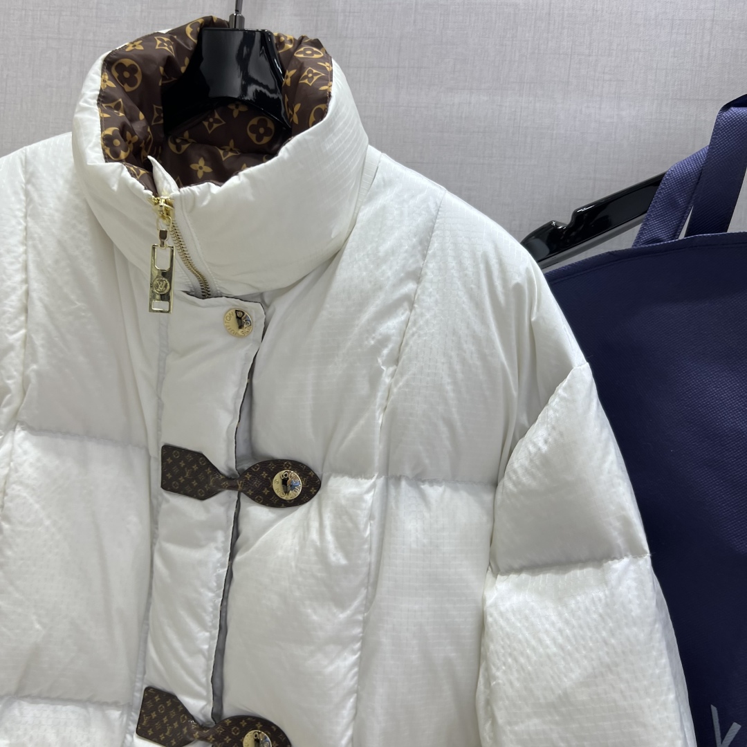 LV 一比一白色羽絨外套 經典Monogram內裡與皮扣設計 保暖時尚