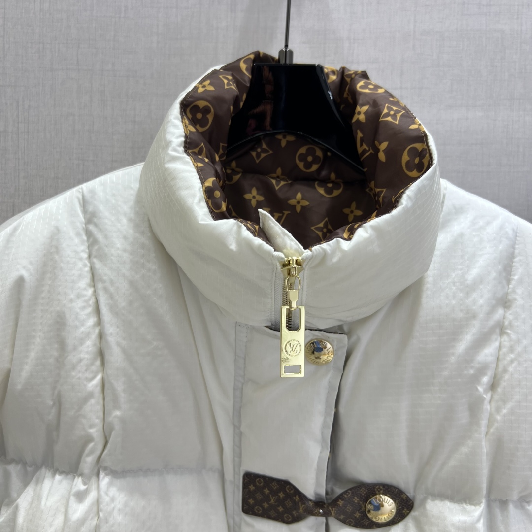 LV 一比一白色羽絨外套 經典Monogram內裡與皮扣設計 保暖時尚