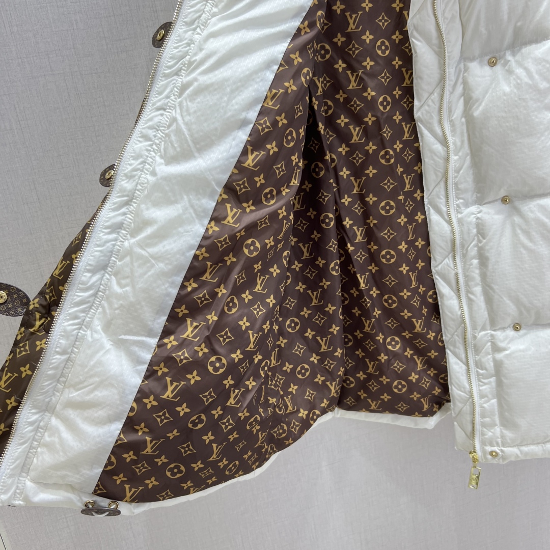 LV 一比一白色羽絨外套 經典Monogram內裡與皮扣設計 保暖時尚