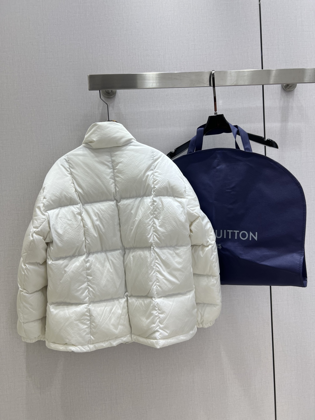 LV 一比一白色羽絨外套 經典Monogram內裡與皮扣設計 保暖時尚