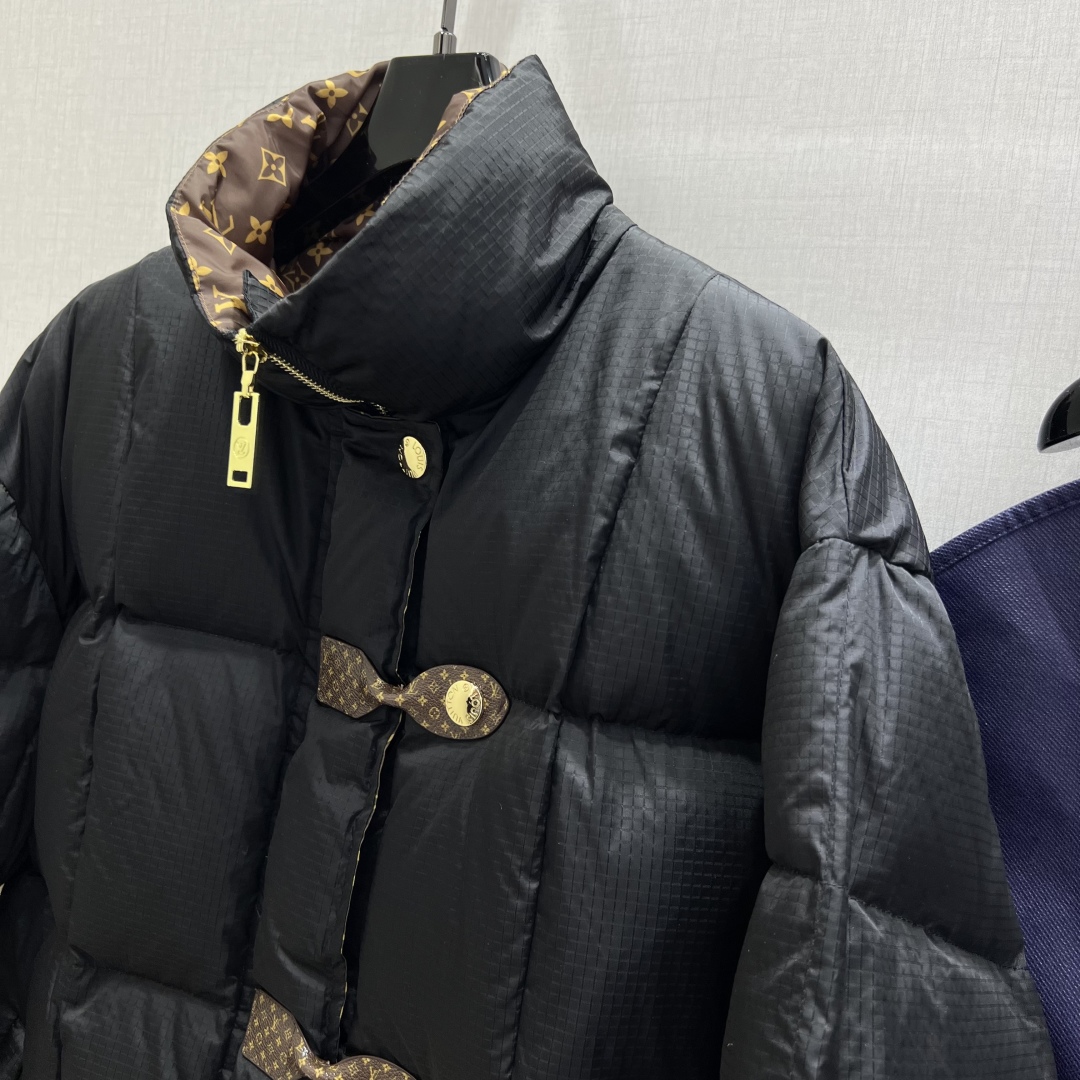 LV 原單黑色羽絨外套 經典Monogram內裡與皮扣細節 冬季奢華設計｜歐美奢侈品精品推薦