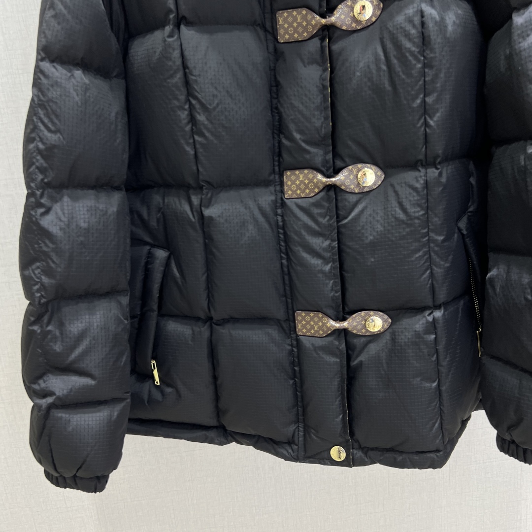 LV 原單黑色羽絨外套 經典Monogram內裡與皮扣細節 冬季奢華設計｜歐美奢侈品精品推薦