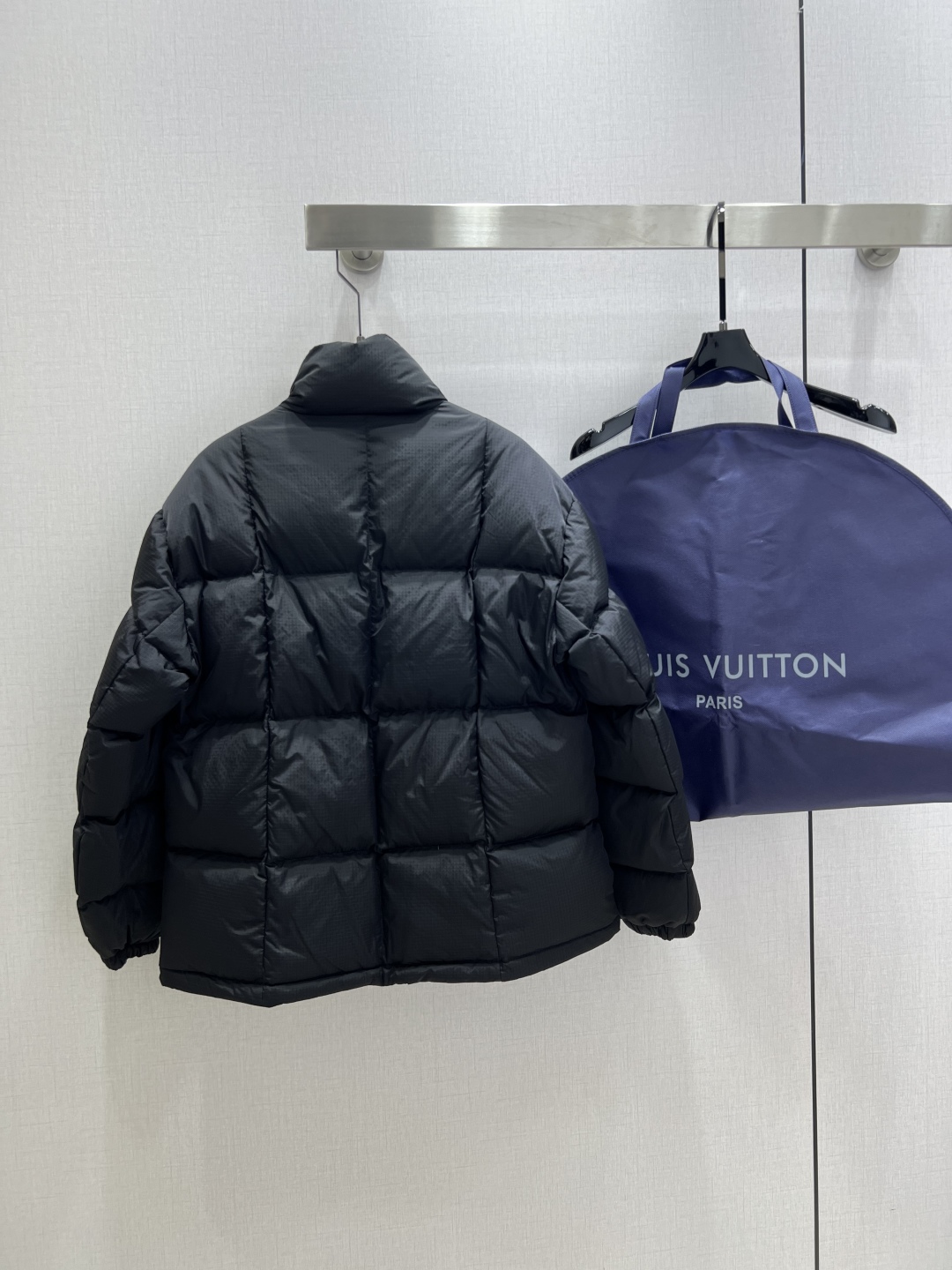 LV 原單黑色羽絨外套 經典Monogram內裡與皮扣細節 冬季奢華設計｜歐美奢侈品精品推薦
