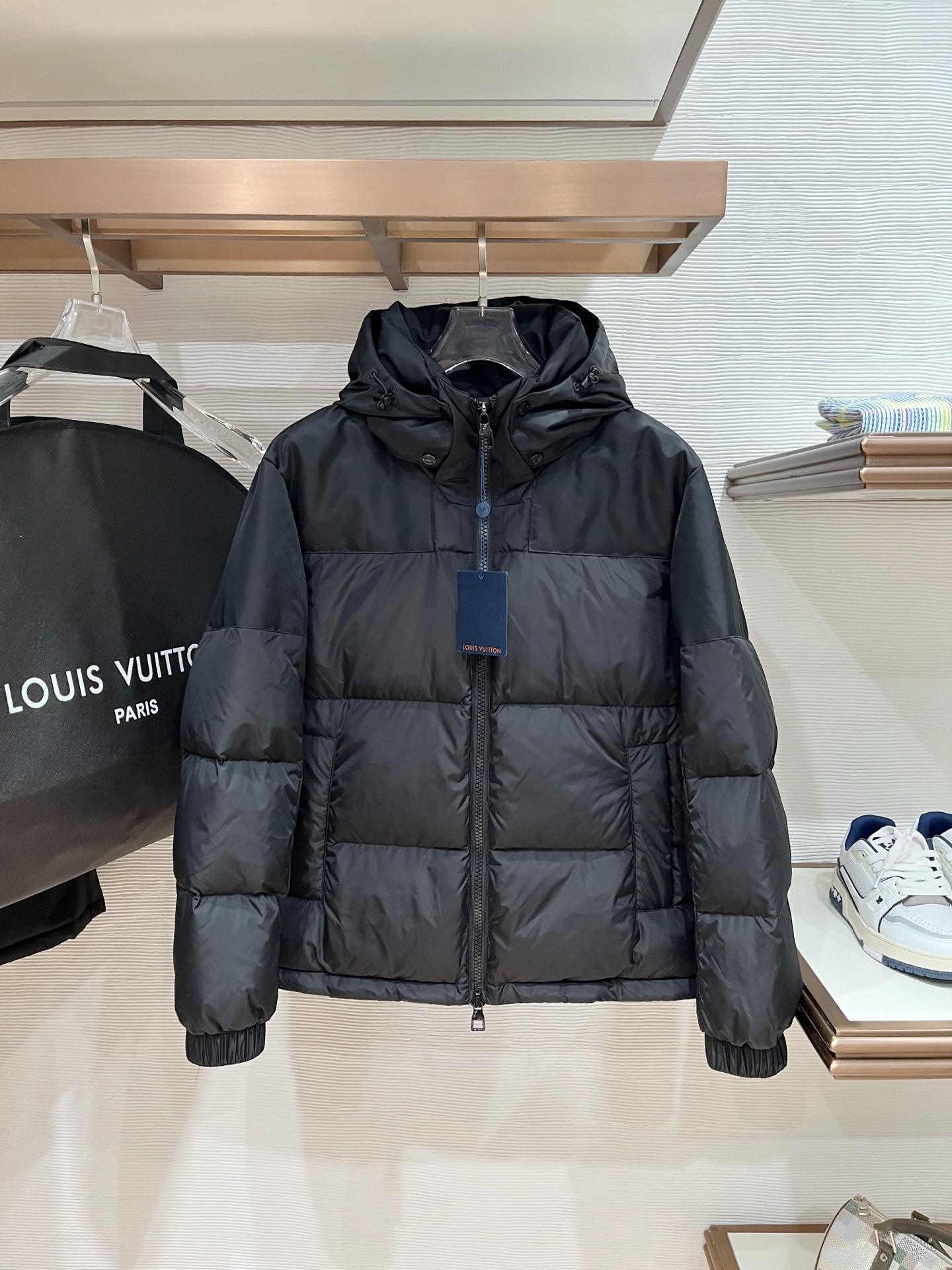 LV 頂級原版羽絨外套 連帽設計 經典Logo細節 保暖簡約風