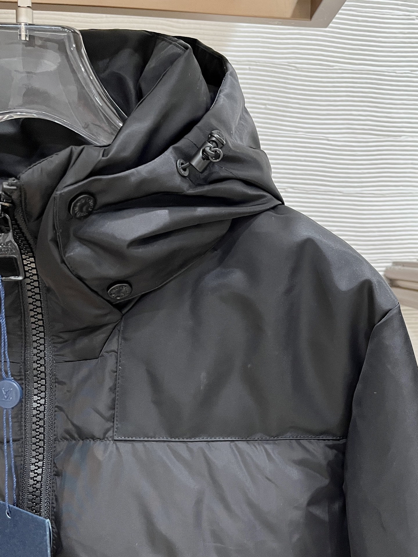 LV 頂級原版羽絨外套 連帽設計 經典Logo細節 保暖簡約風｜歐美奢侈品精品推薦