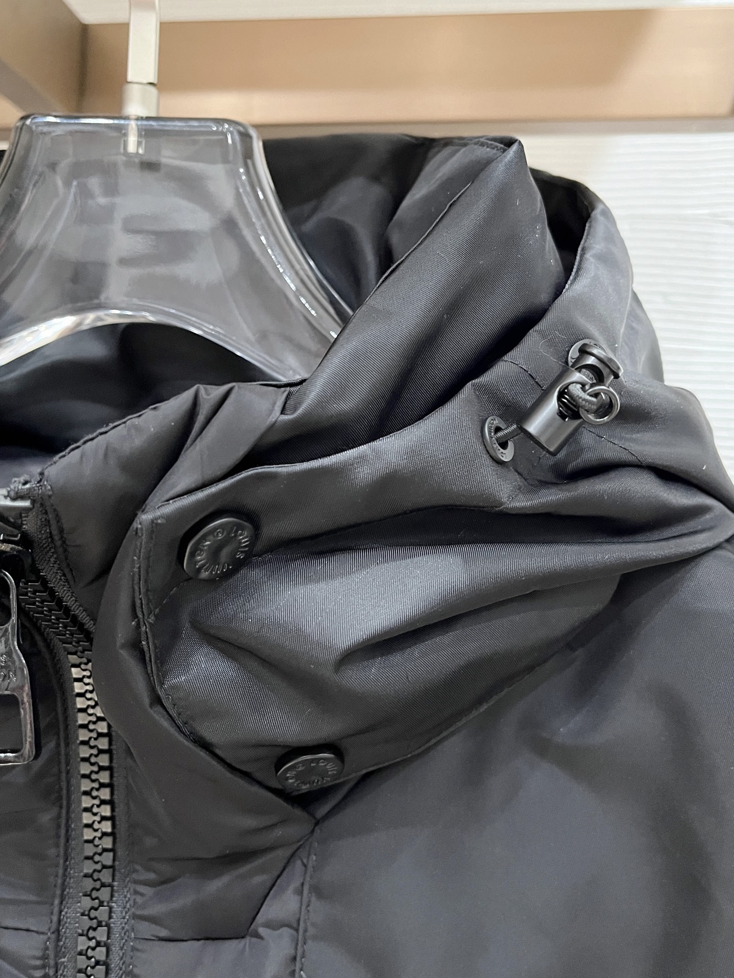 LV 頂級原版羽絨外套 連帽設計 經典Logo細節 保暖簡約風｜歐美奢侈品精品推薦