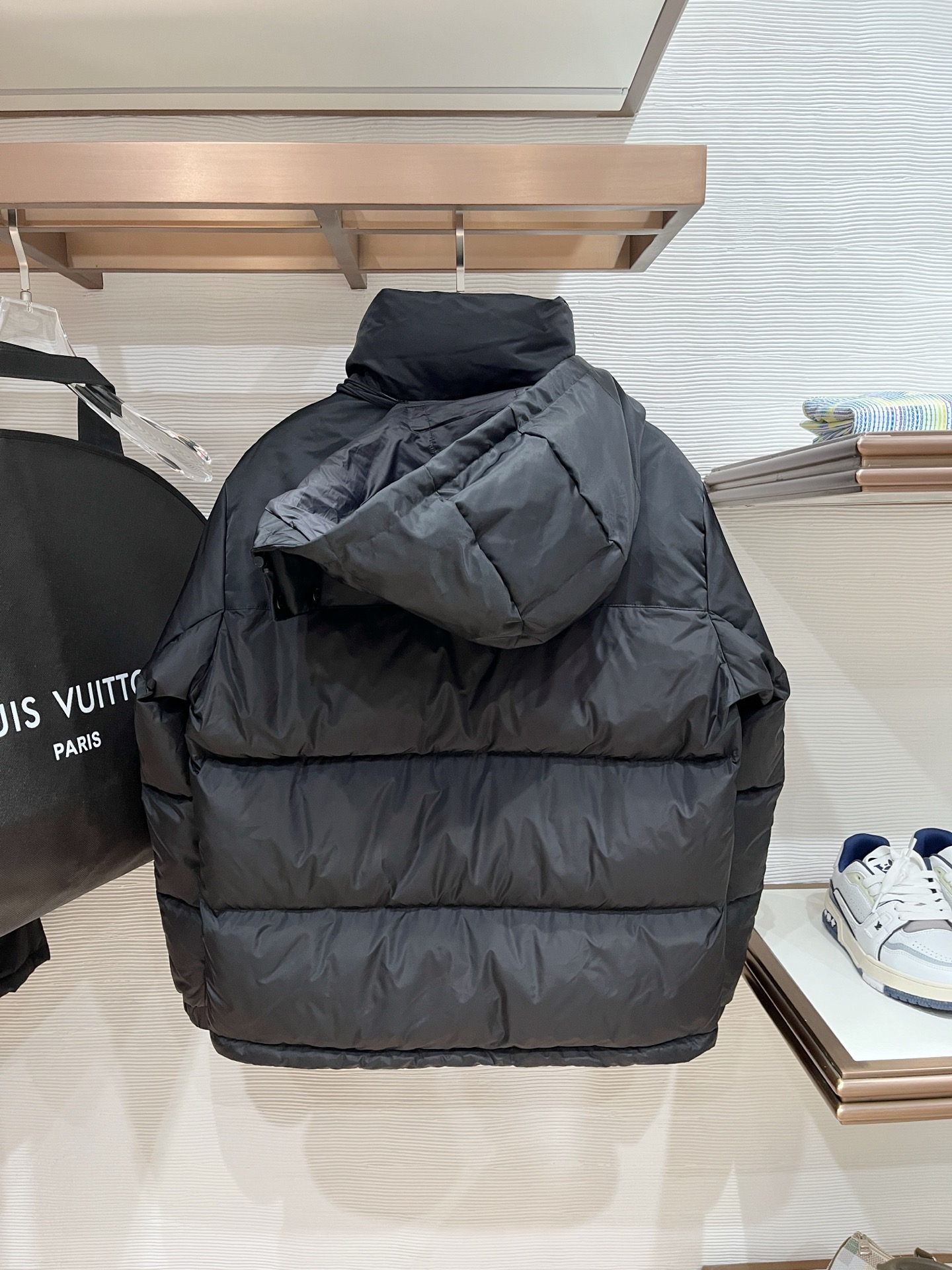 LV 頂級原版羽絨外套 連帽設計 經典Logo細節 保暖簡約風｜歐美奢侈品精品推薦