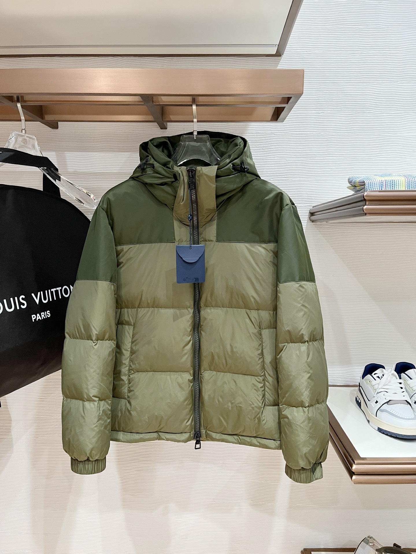 LV 頂級原版羽絨外套 軍綠撞色設計 連帽防風保暖款
