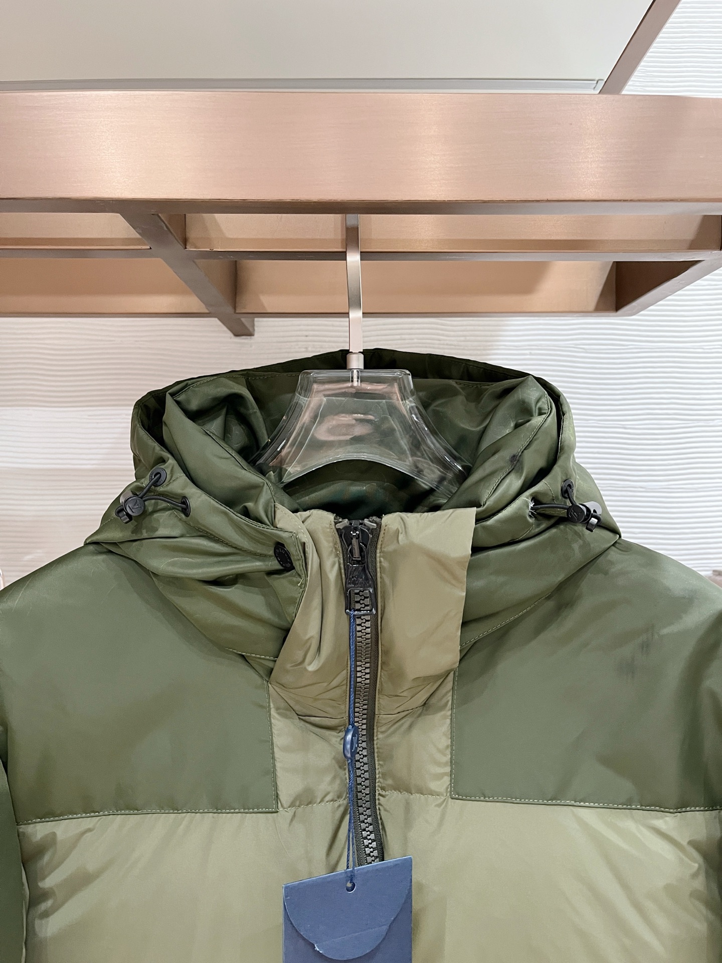 LV 頂級原版羽絨外套 軍綠撞色設計 連帽防風保暖款|超A仿原單精品圖片 14 LV 頂級原版羽絨外套 軍綠撞色設計 連帽防風保暖款|歐美奢侈品精品推薦