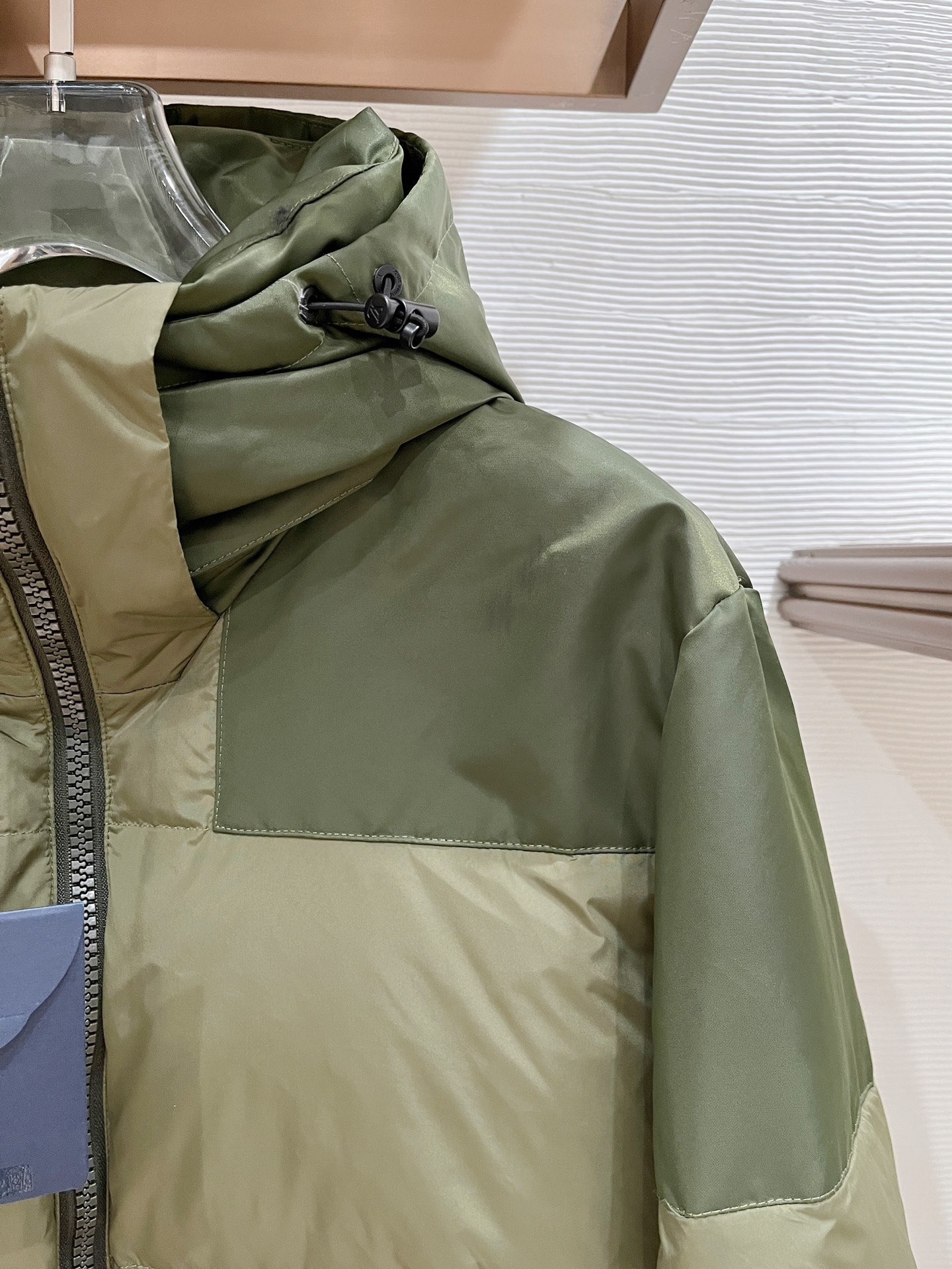 LV 頂級原版羽絨外套 軍綠撞色設計 連帽防風保暖款｜歐美奢侈品精品推薦