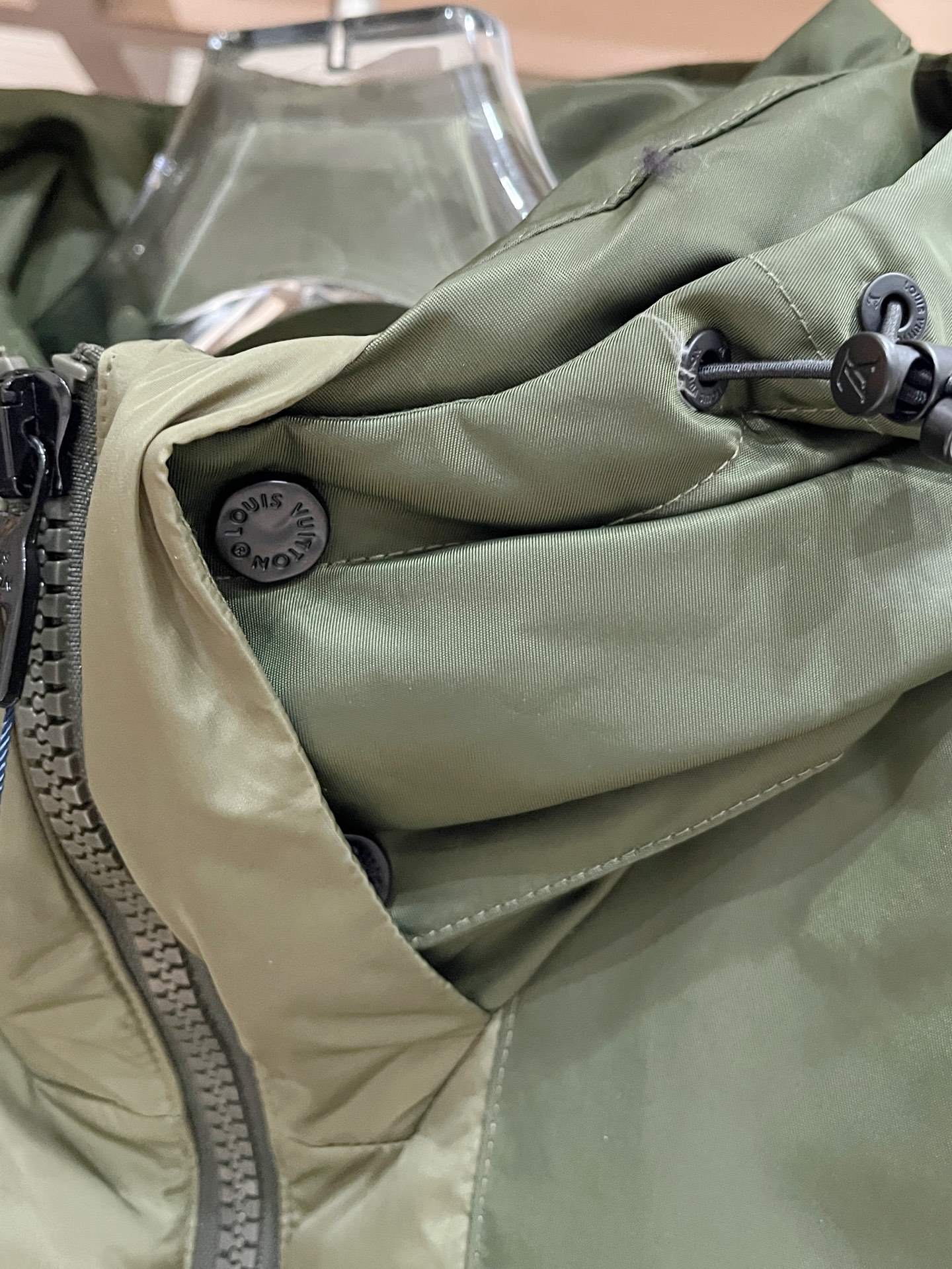 LV 頂級原版羽絨外套 軍綠撞色設計 連帽防風保暖款｜歐美奢侈品精品推薦