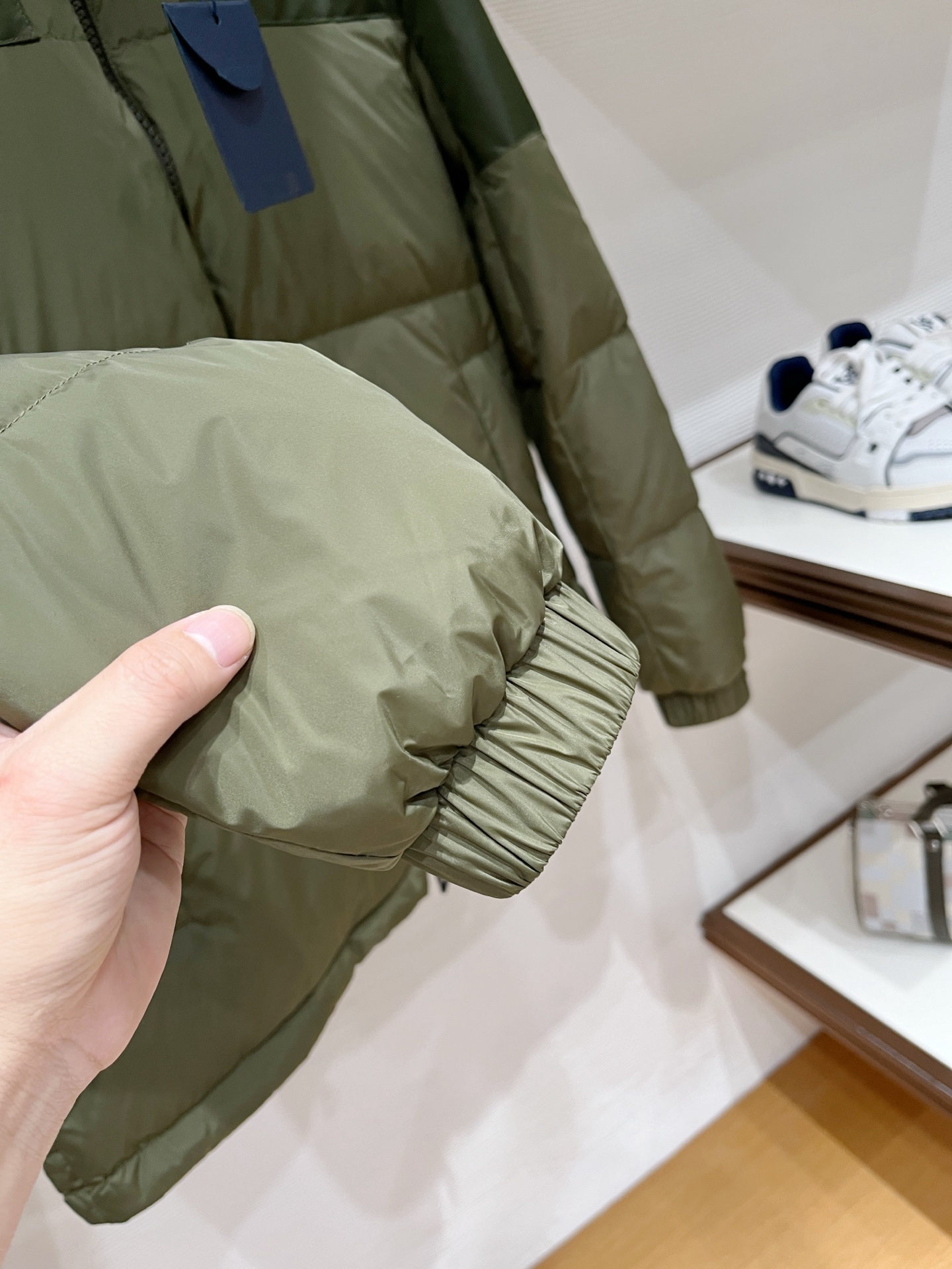 LV 頂級原版羽絨外套 軍綠撞色設計 連帽防風保暖款｜歐美奢侈品精品推薦