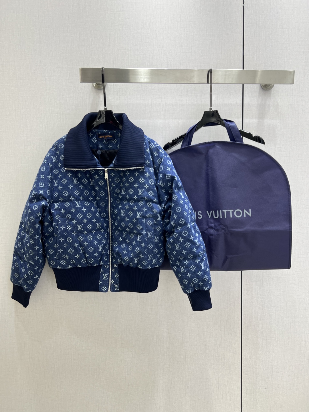 LV 頂級藍色Monogram羽絨外套 經典提花設計 高雅立領保暖款