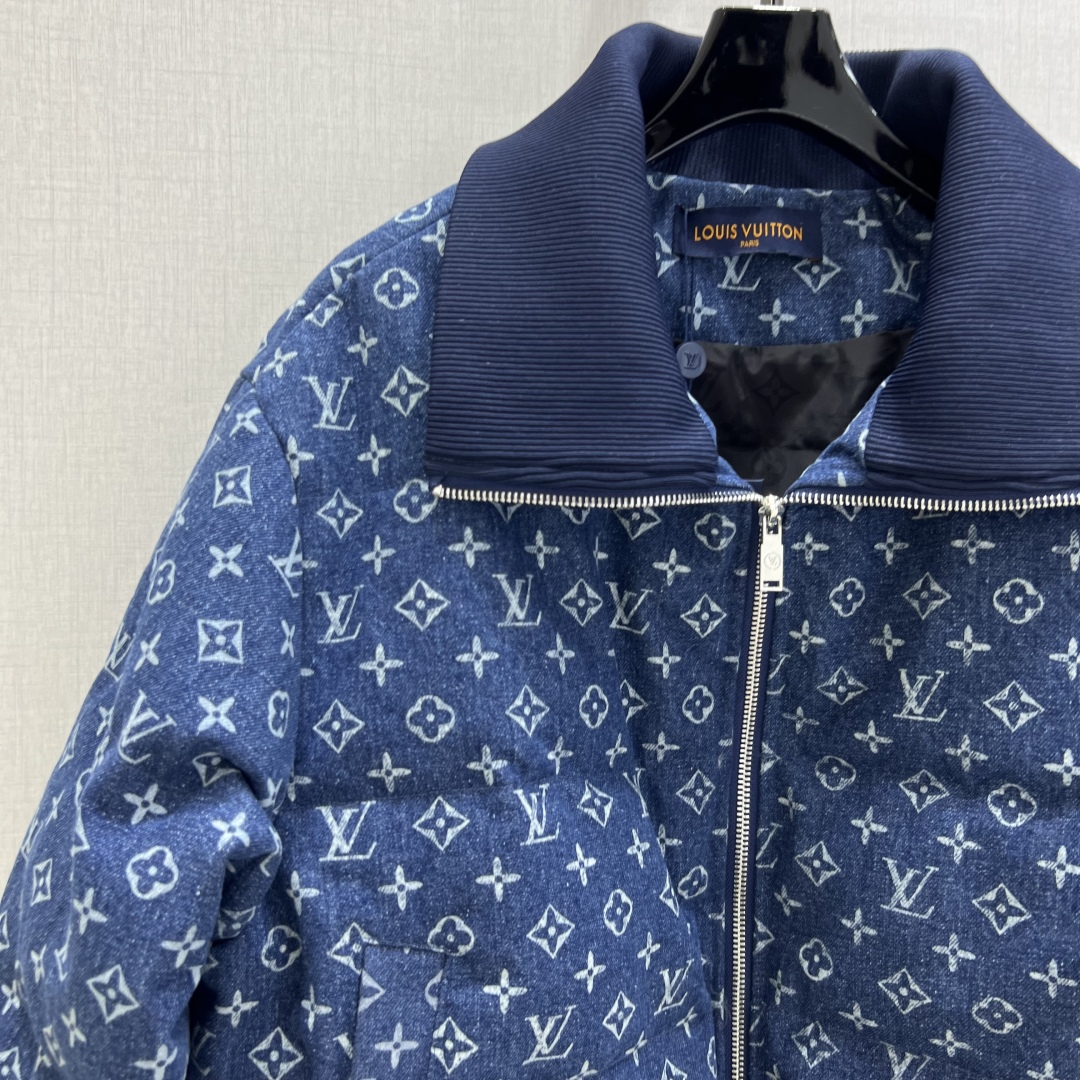 LV 頂級藍色Monogram羽絨外套 經典提花設計 高雅立領保暖款｜歐美奢侈品精品推薦