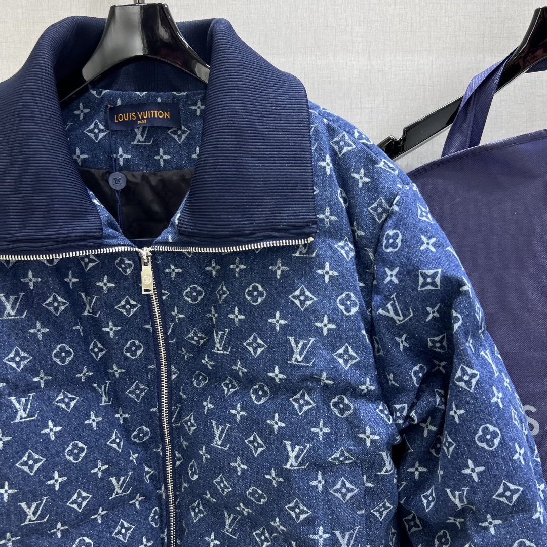 LV 頂級藍色Monogram羽絨外套 經典提花設計 高雅立領保暖款｜歐美奢侈品精品推薦
