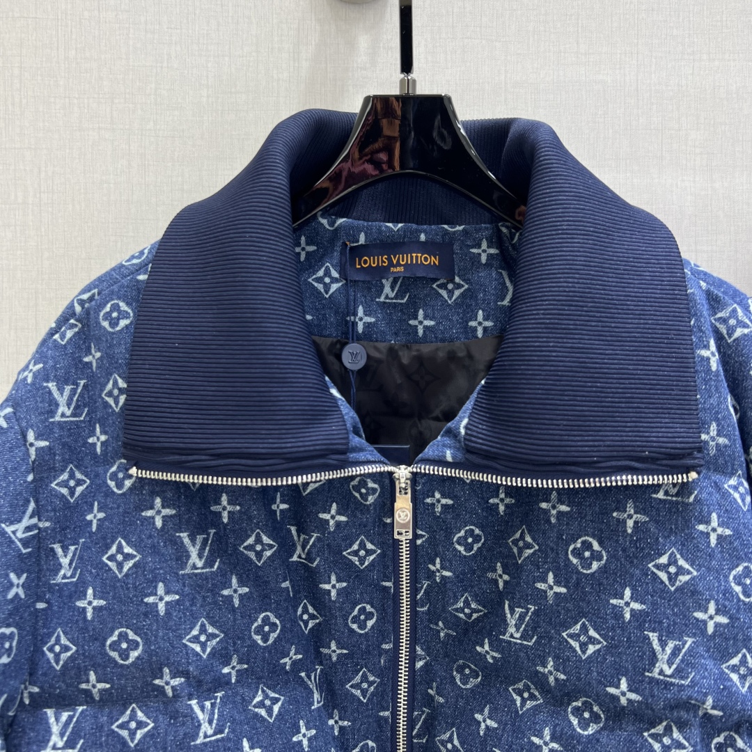 LV 頂級藍色Monogram羽絨外套 經典提花設計 高雅立領保暖款｜歐美奢侈品精品推薦