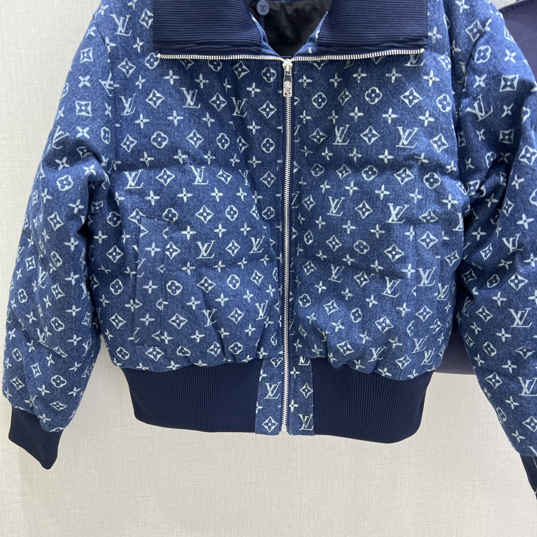 LV 頂級藍色Monogram羽絨外套 經典提花設計 高雅立領保暖款｜歐美奢侈品精品推薦
