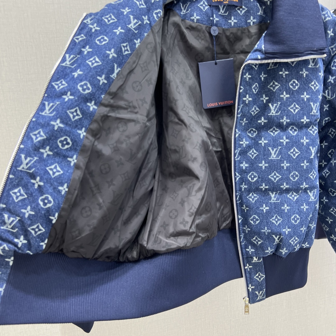 LV 頂級藍色Monogram羽絨外套 經典提花設計 高雅立領保暖款｜歐美奢侈品精品推薦