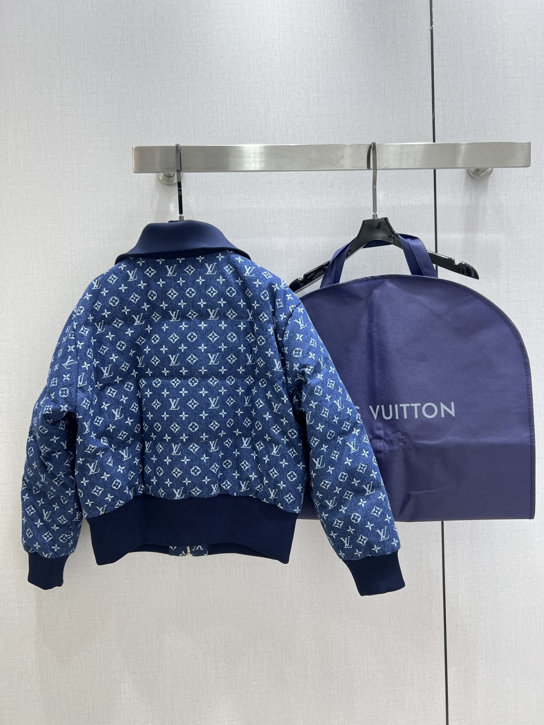 LV 頂級藍色Monogram羽絨外套 經典提花設計 高雅立領保暖款｜歐美奢侈品精品推薦