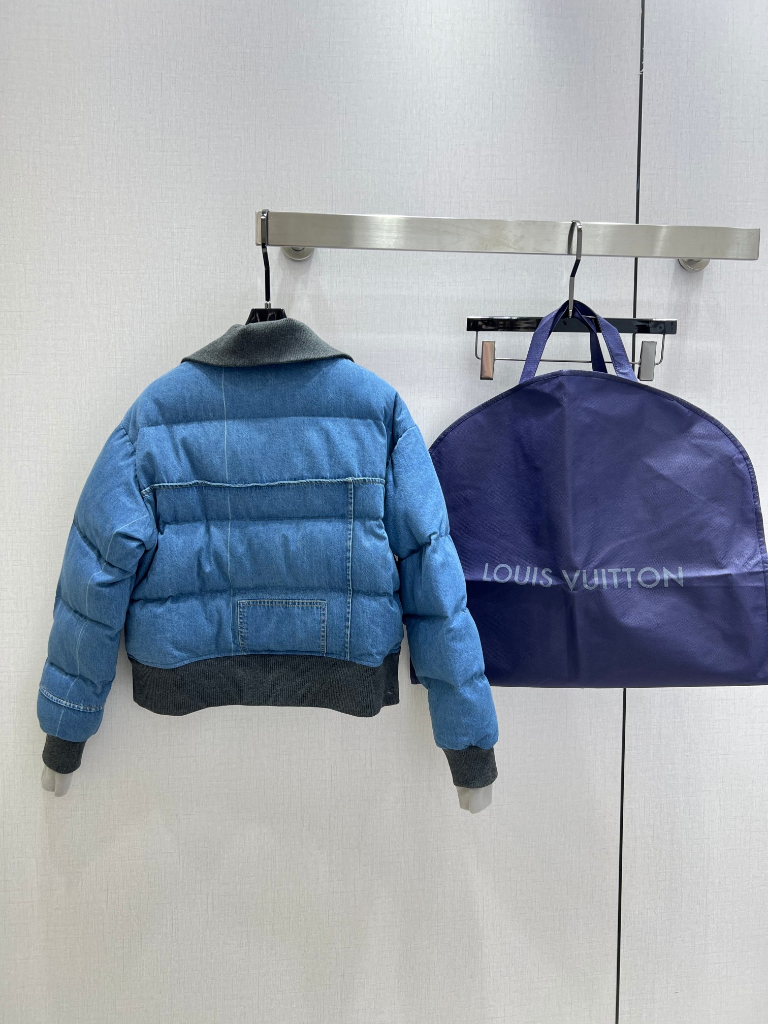 LV 高仿丹寧羽絨外套 灰領拼接設計 經典老花內裡精品保暖款｜歐美奢侈品精品推薦