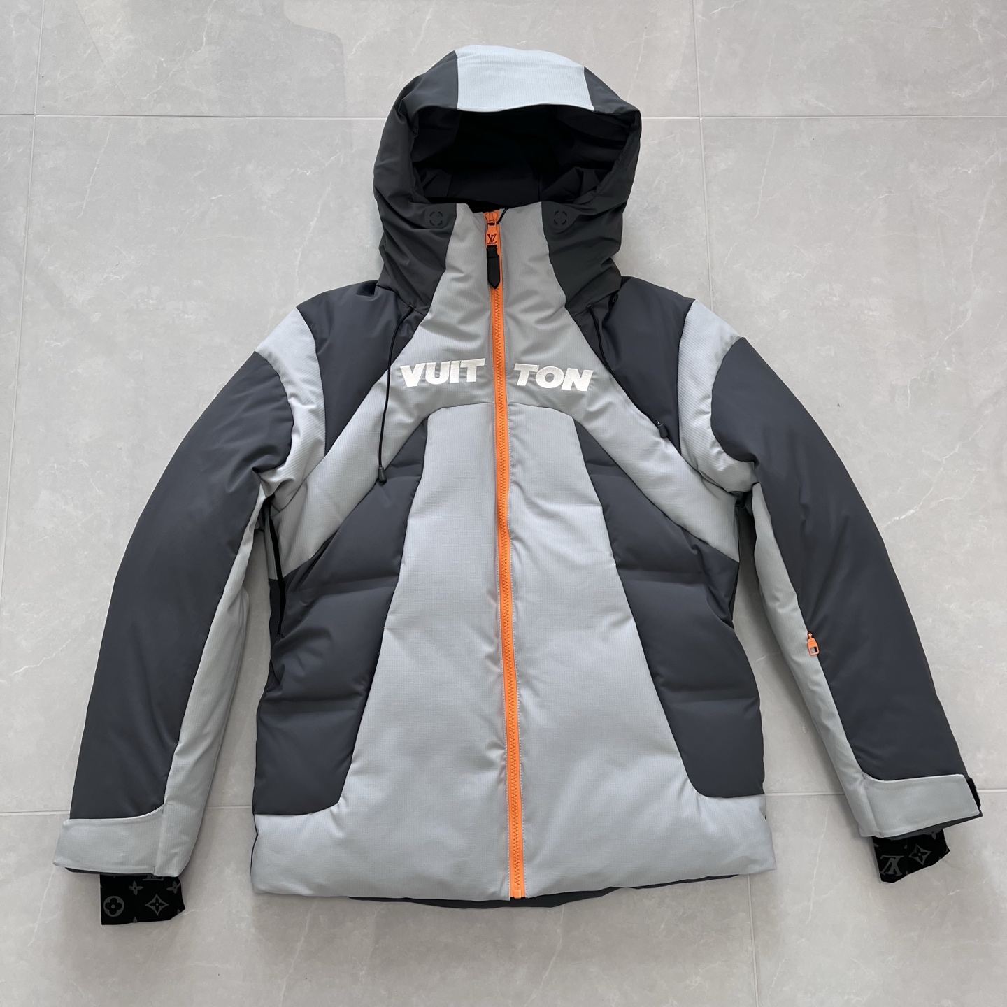LV 精品仿製滑雪羽絨外套 灰黑撞色設計 防風保暖機能款