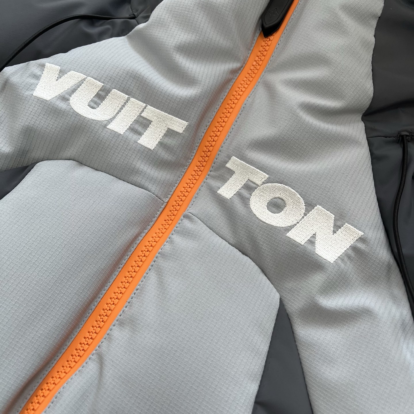 LV 精品仿製滑雪羽絨外套 灰黑撞色設計 防風保暖機能款|超A仿原單精品圖片 14 LV 精品仿製滑雪羽絨外套 灰黑撞色設計 防風保暖機能款|歐美奢侈品精品推薦