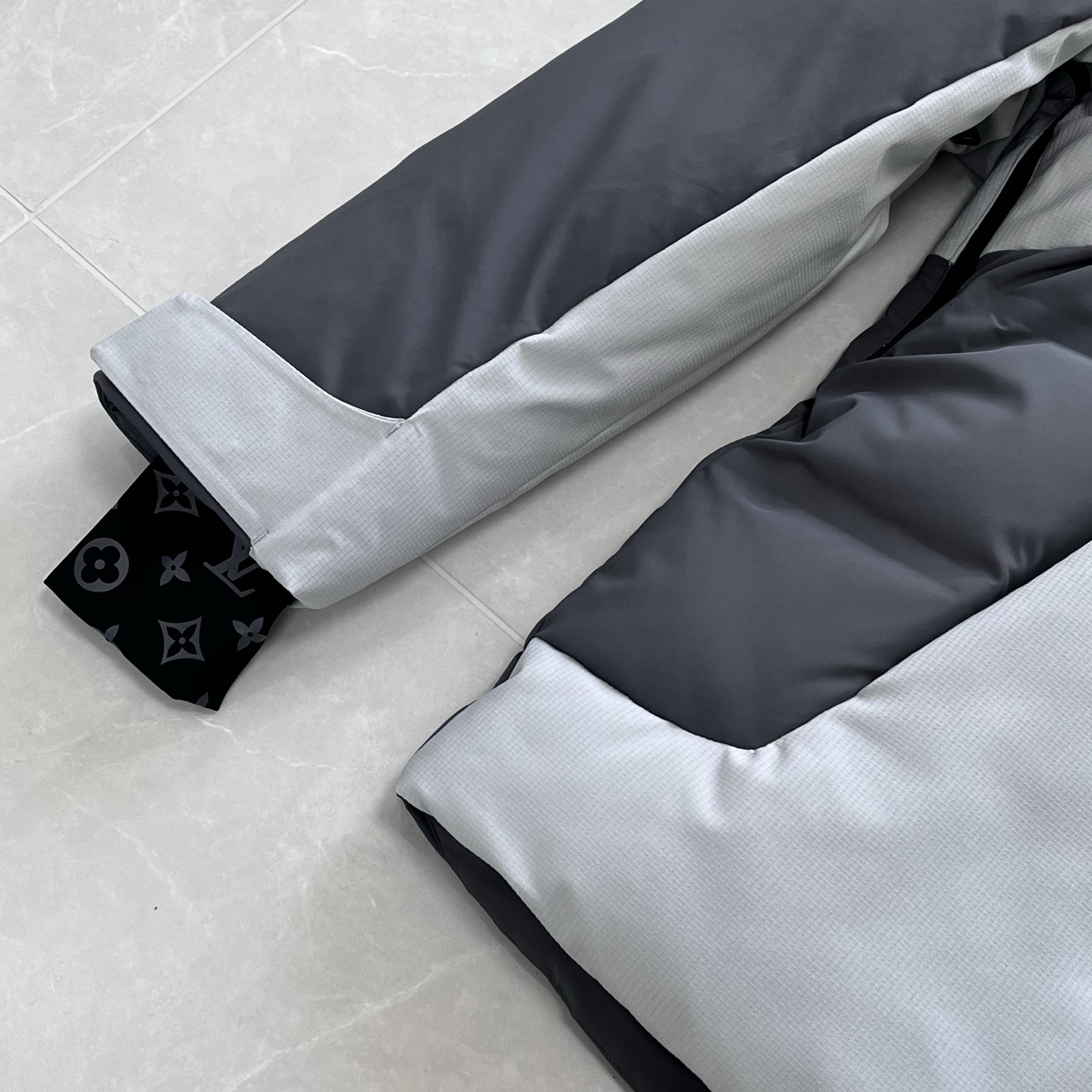 LV 精品仿製滑雪羽絨外套 灰黑撞色設計 防風保暖機能款｜歐美奢侈品精品推薦