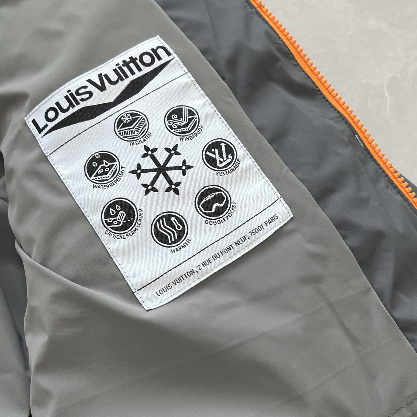 LV 精品仿製滑雪羽絨外套 灰黑撞色設計 防風保暖機能款｜歐美奢侈品精品推薦