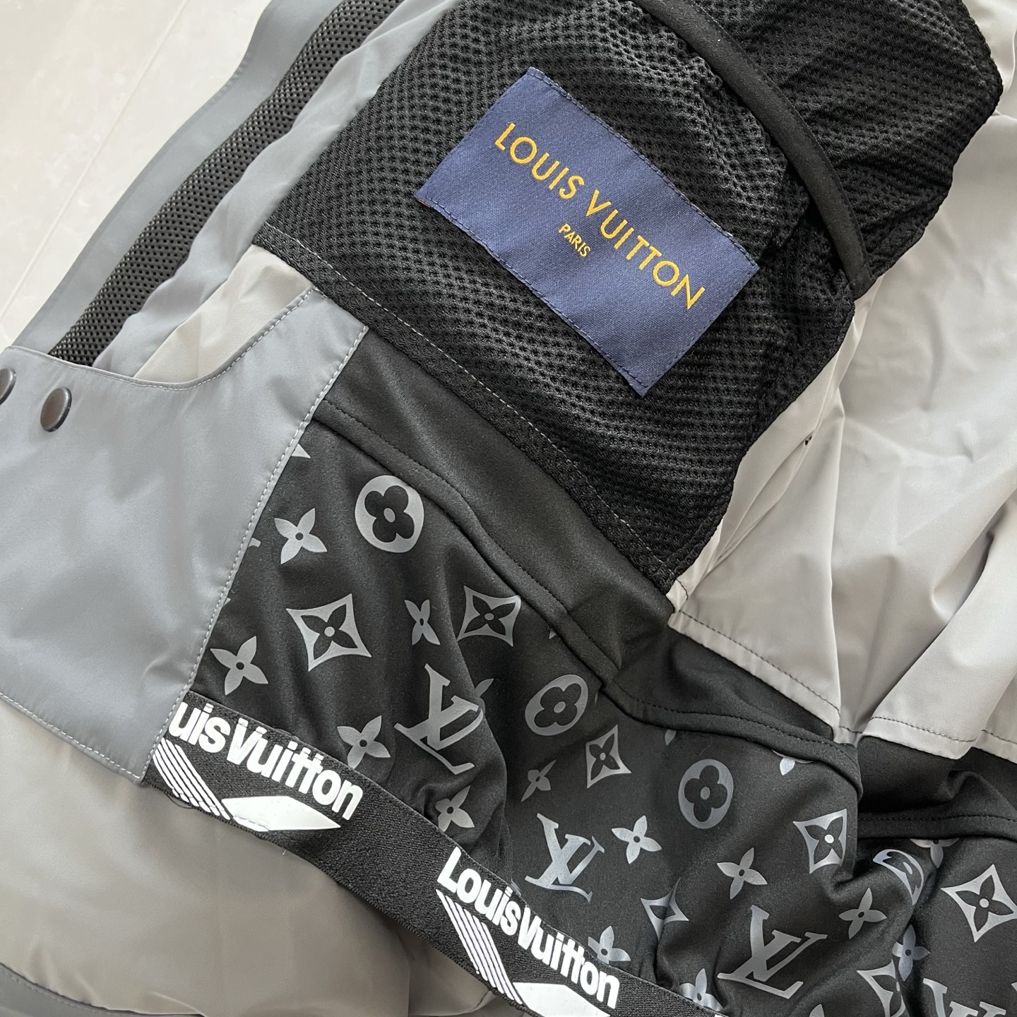 LV 精品仿製滑雪羽絨外套 灰黑撞色設計 防風保暖機能款｜歐美奢侈品精品推薦